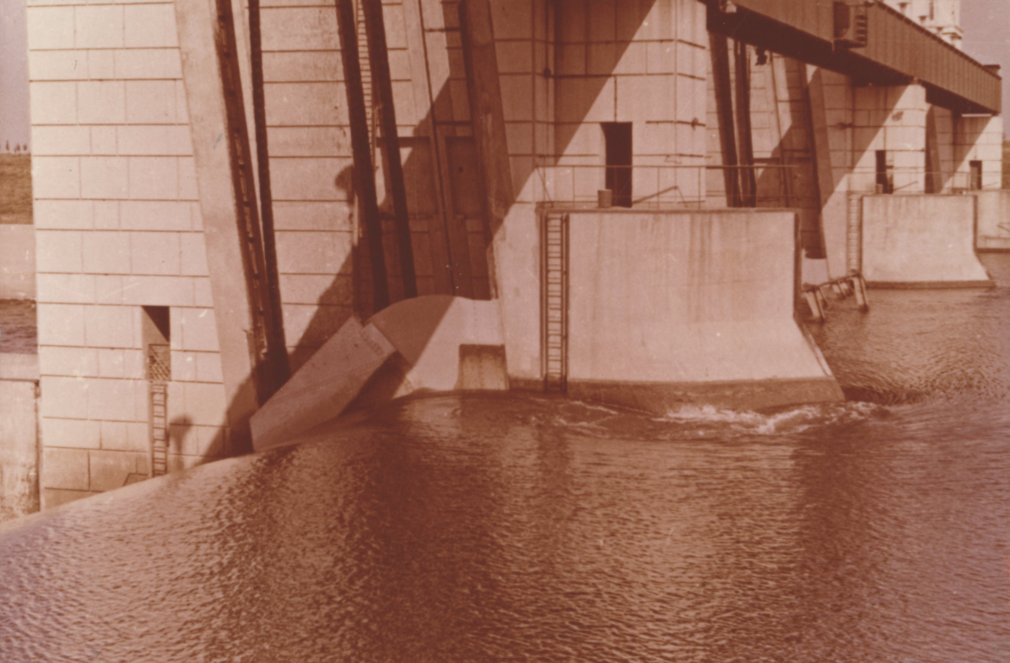 A felvízben a tábla emelése közben nagy feltorlódás és komoly örvénylés alakul ki (Magyar Környezetvédelmi és Vízügyi Múzeum - Duna Múzeum CC BY-NC-SA)