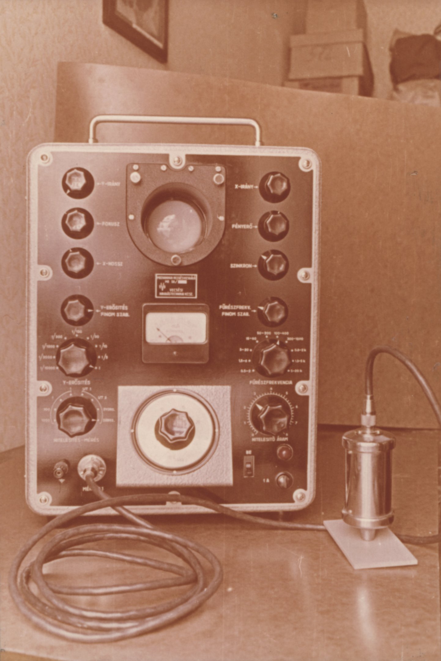 A tábla emelése közben kialakuló rezgésjelenséget oszcilloszkópos rezgésmérővel mértük (Magyar Környezetvédelmi és Vízügyi Múzeum - Duna Múzeum CC BY-NC-SA)