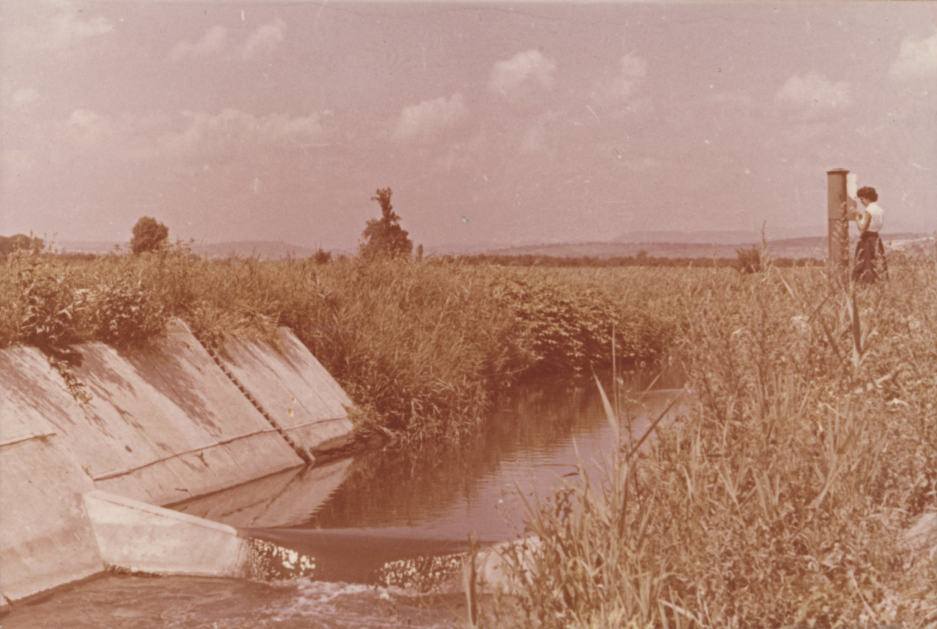 A kisvízfolyásainkon való méréshez kialakított egyik kísérleti bukótípus az Eger patakon (Magyar Környezetvédelmi és Vízügyi Múzeum - Duna Múzeum CC BY-NC-SA)