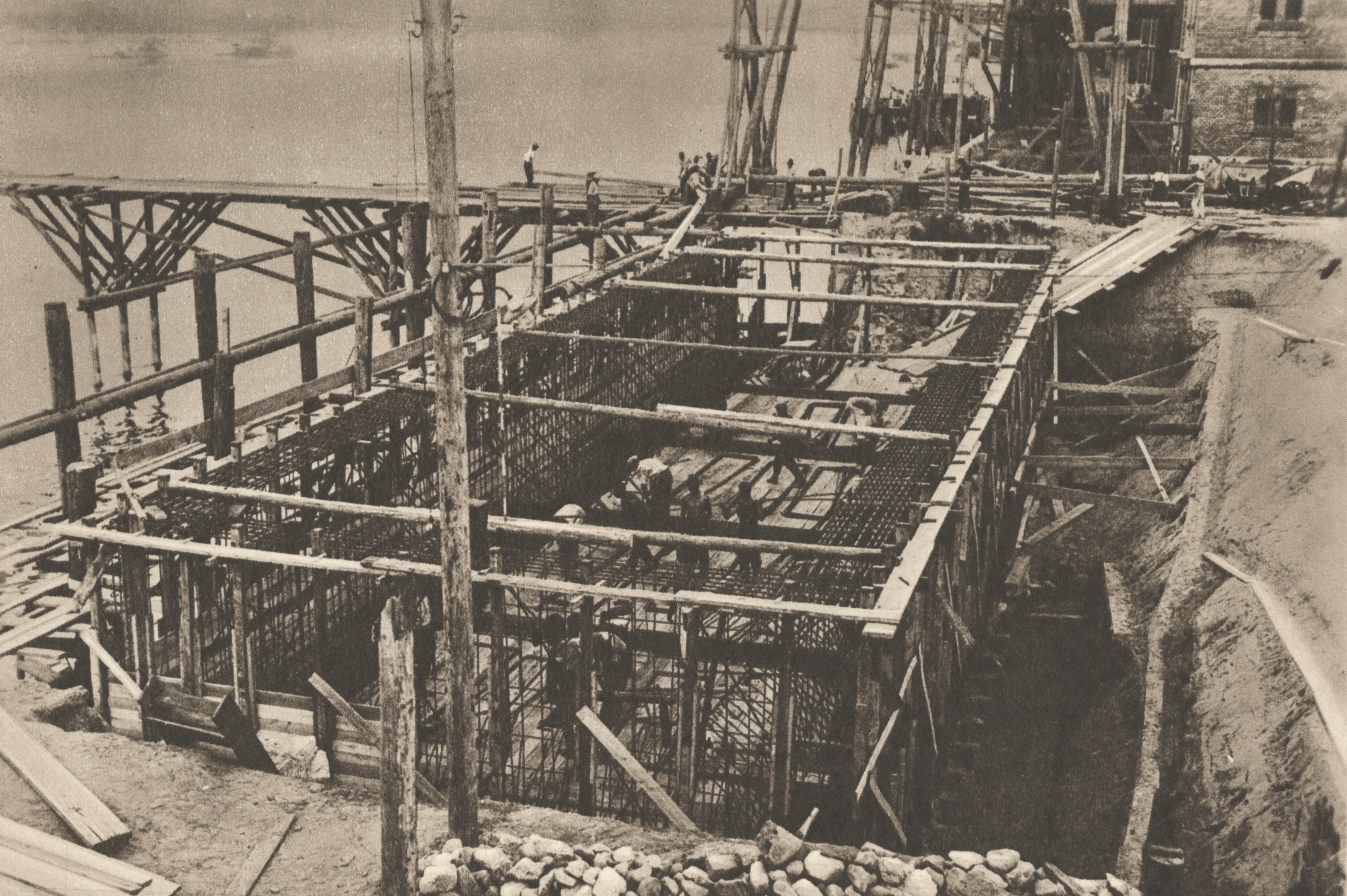 A pesti parti pillér vasbeton süllyesztőszekrényének építése, 1934. augusztus 10. (Magyar Környezetvédelmi és Vízügyi Múzeum - Duna Múzeum CC BY-NC-SA)