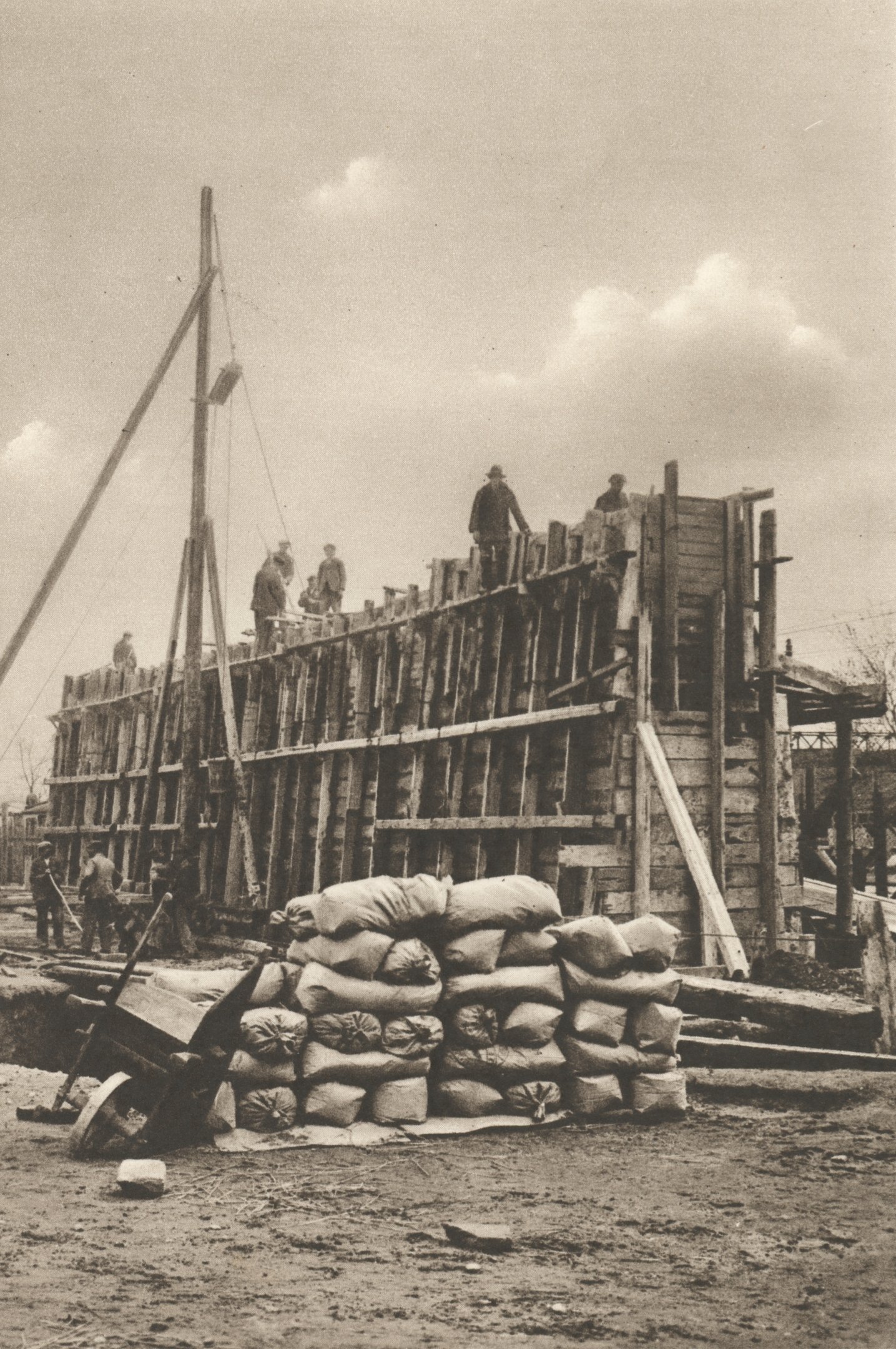 A pesti hídfő építés alatt, 1935. április 19. (Magyar Környezetvédelmi és Vízügyi Múzeum - Duna Múzeum CC BY-NC-SA)