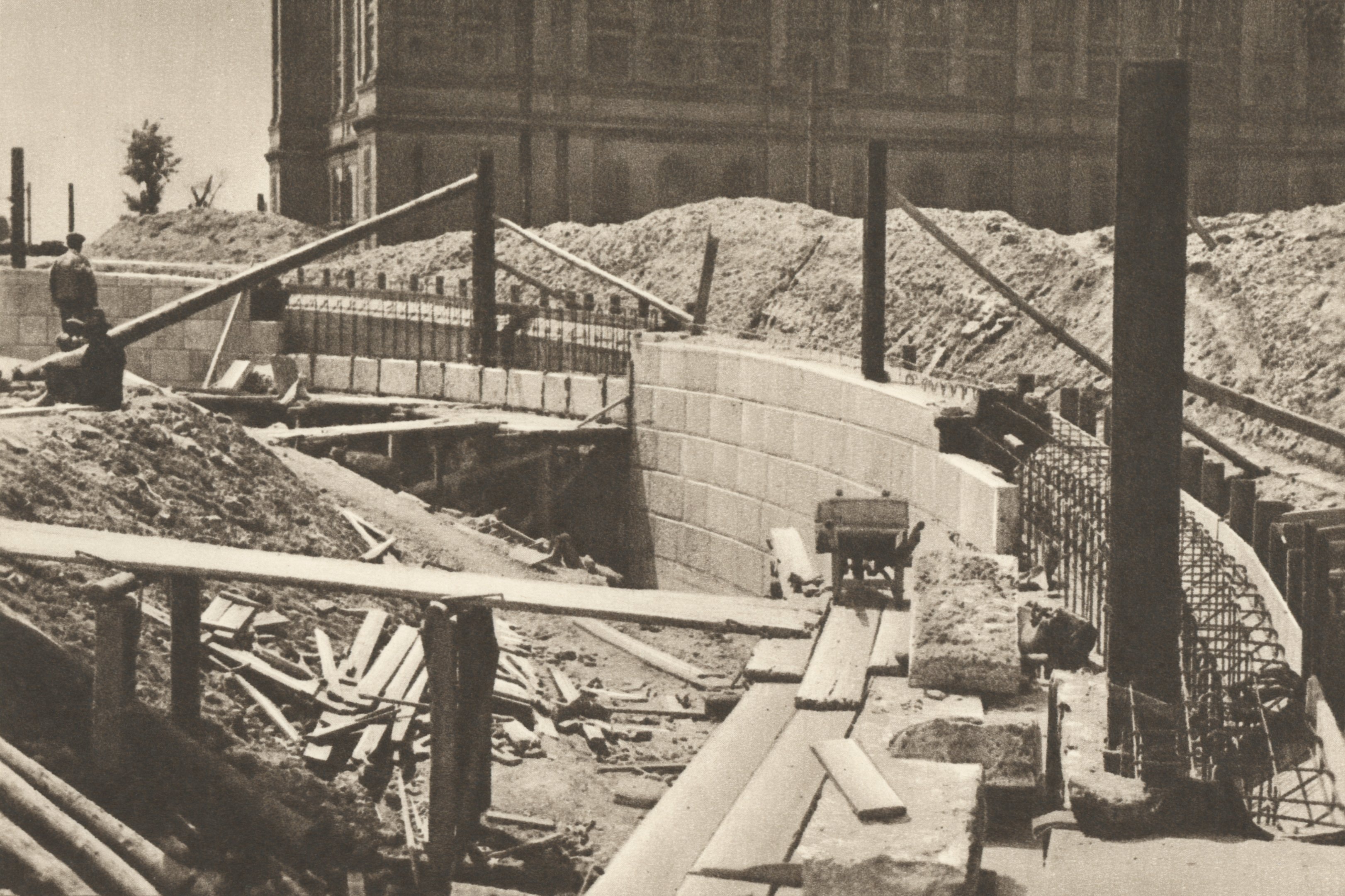 A pesti feljáró vasbeton támfalának építése, 1936. május 3. (Magyar Környezetvédelmi és Vízügyi Múzeum - Duna Múzeum CC BY-NC-SA)