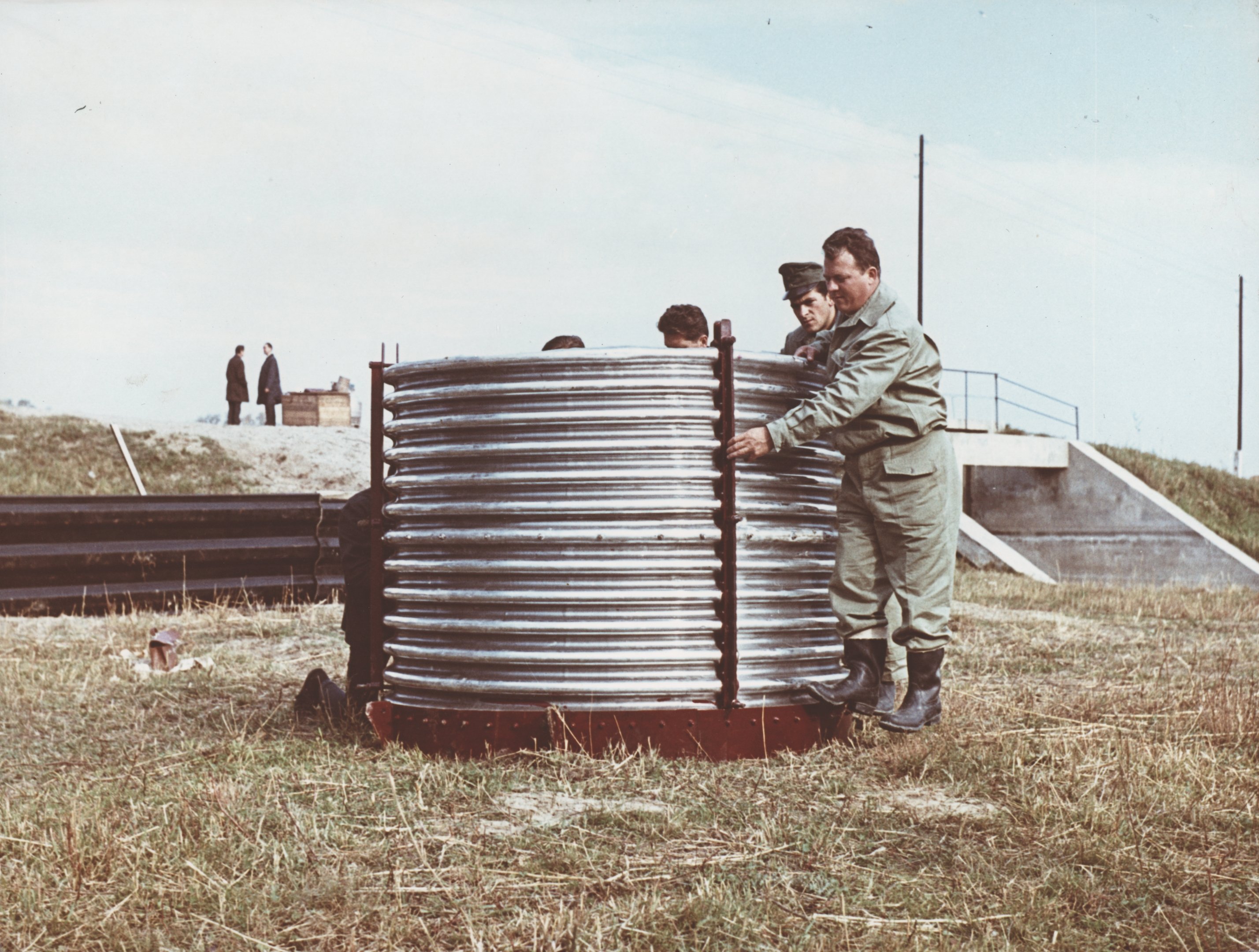 Buzgár elfogó hullámlemez-henger telepítése (Magyar Környezetvédelmi és Vízügyi Múzeum - Duna Múzeum CC BY-NC-SA)
