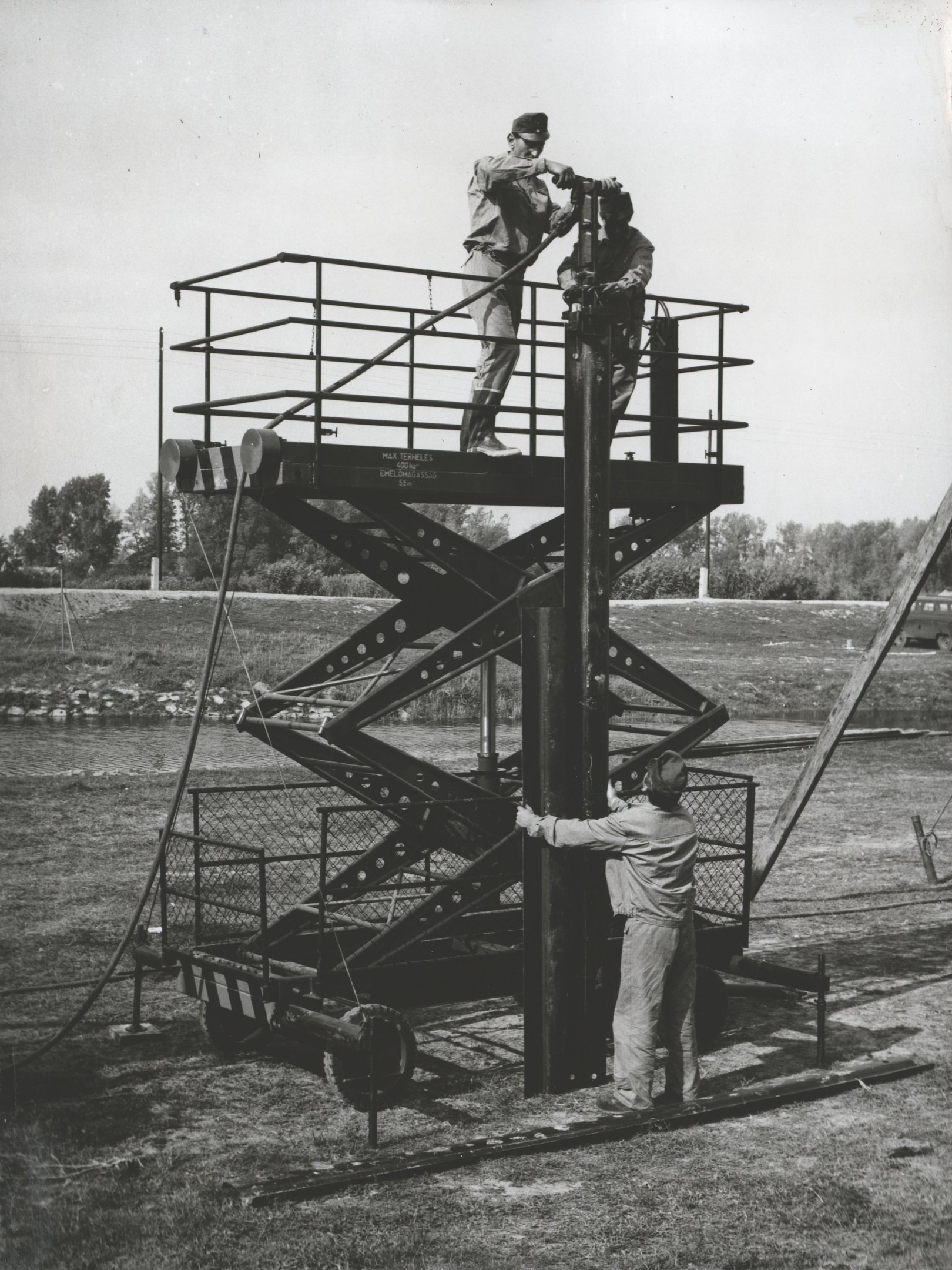 Pátrialemez verés hidraulikus ollós állványról TEP-40 szádfalverővel (Magyar Környezetvédelmi és Vízügyi Múzeum - Duna Múzeum CC BY-NC-SA)