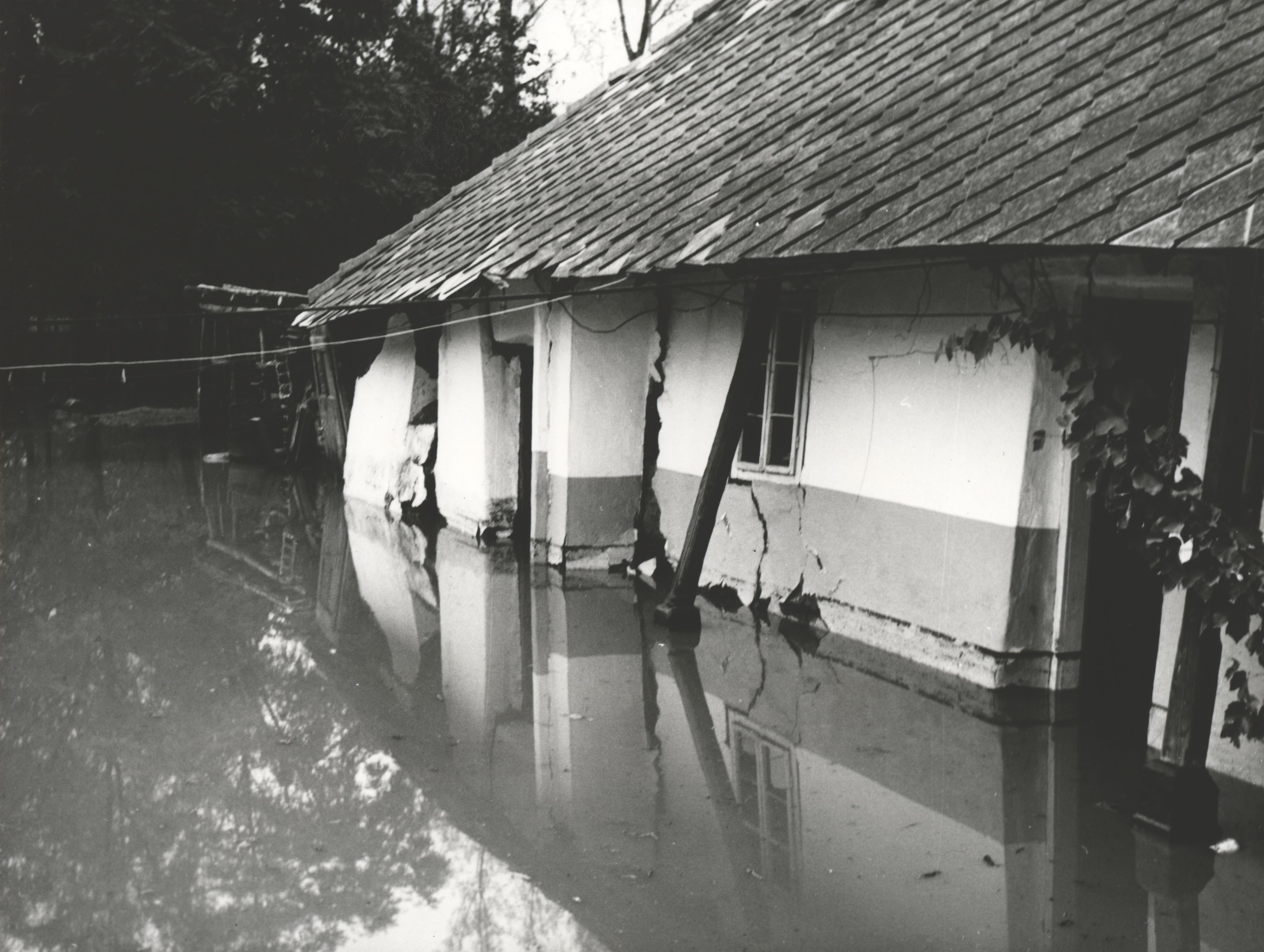 Árvíz okozta épületrongálódás Bőcsön (Magyar Környezetvédelmi és Vízügyi Múzeum - Duna Múzeum CC BY-NC-SA)
