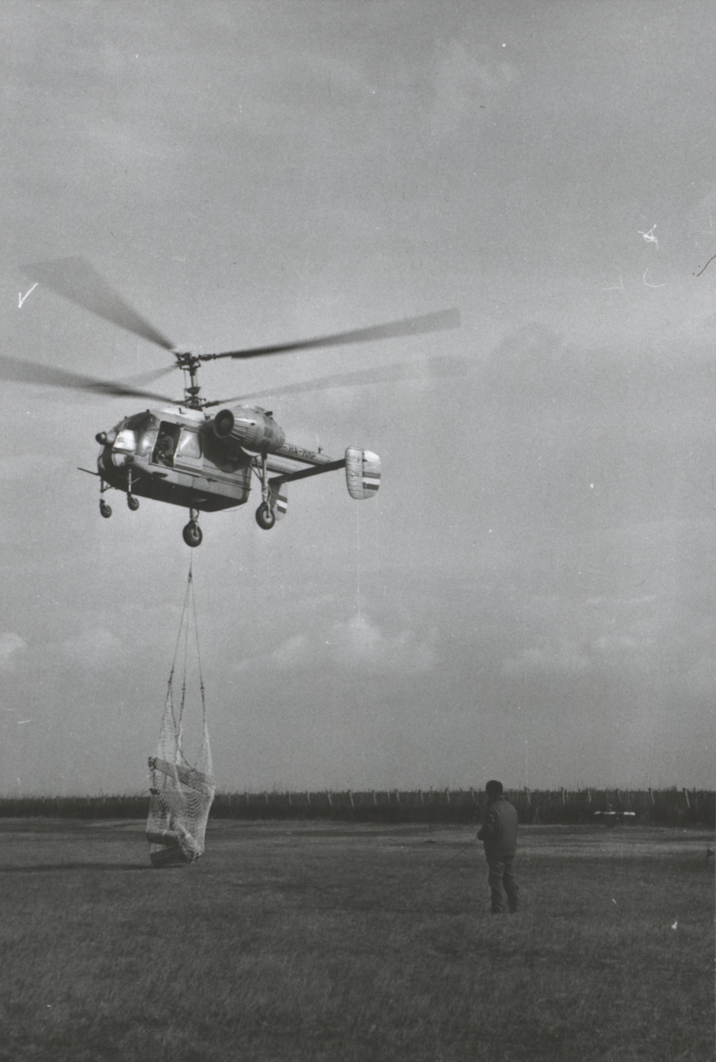 Műszaki Fejlesztési Osztály - Helikopteres anyagszállítás (Magyar Környezetvédelmi és Vízügyi Múzeum - Duna Múzeum CC BY-NC-SA)
