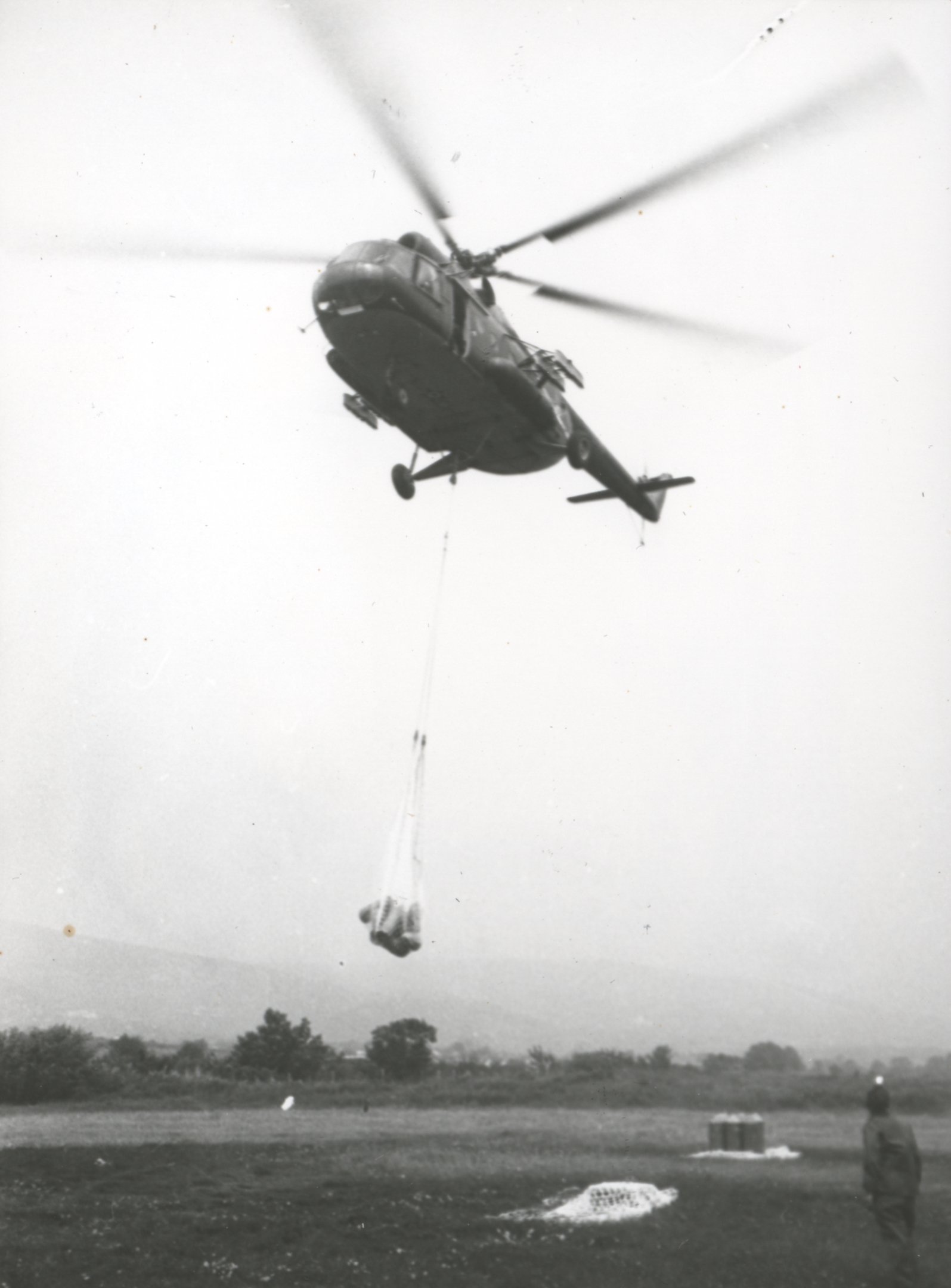 Robbantó Egység - A robbantást irányítók és a robbantást vezetők a helikopteres jégbomba szállítást gyakorolják (Magyar Környezetvédelmi és Vízügyi Múzeum - Duna Múzeum CC BY-NC-SA)