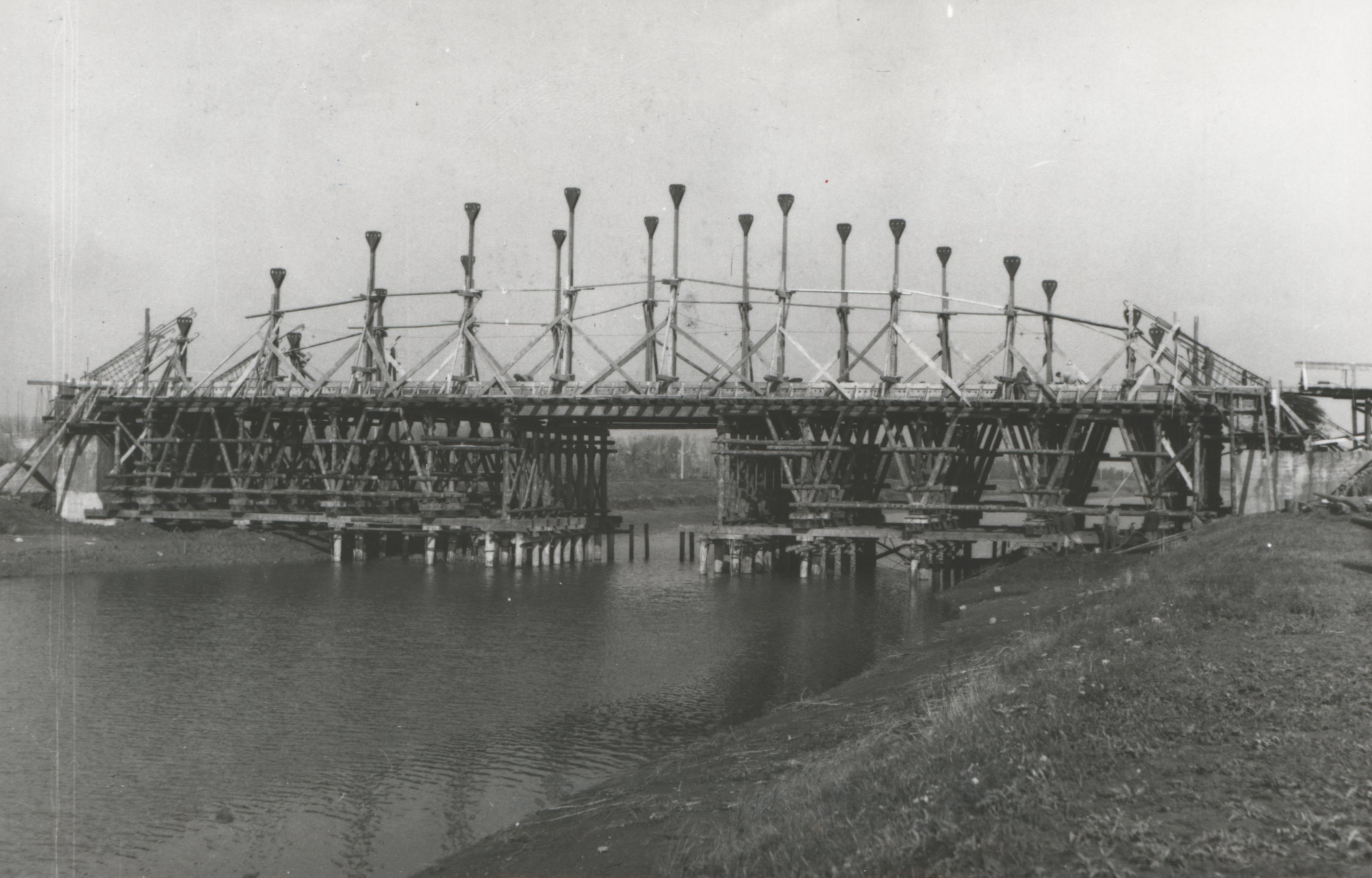 Keleti főcsatorna 5. sz. közúti hídjának alsó állványa a függesztő oszlopokkal (Magyar Környezetvédelmi és Vízügyi Múzeum - Duna Múzeum CC BY-NC-SA)