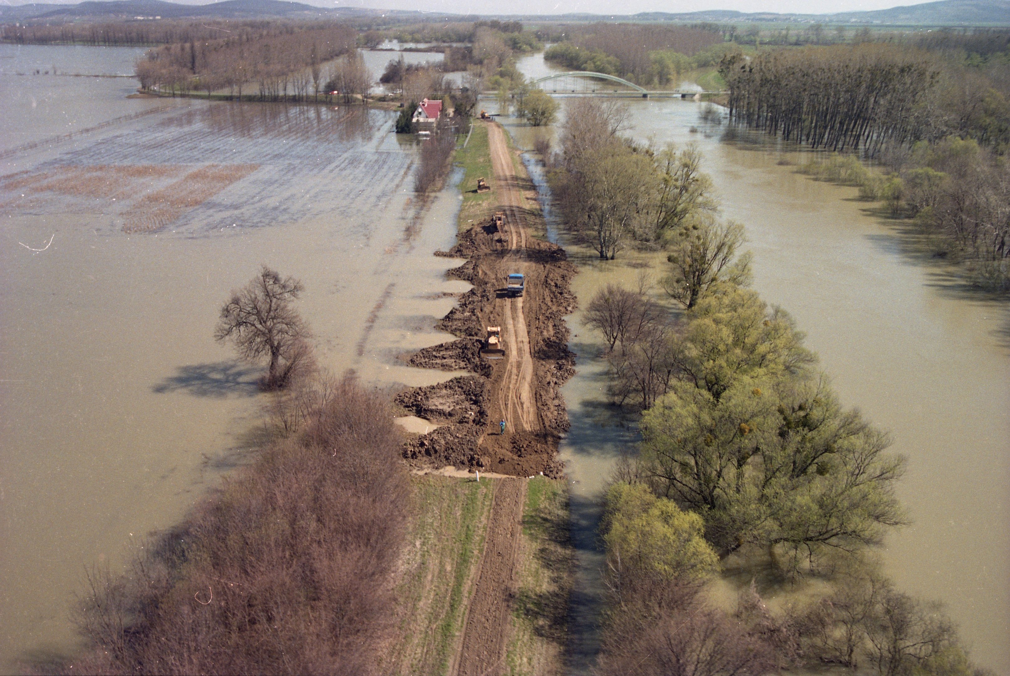 2000. évi árvíz - Alsóberecki (Magyar Környezetvédelmi és Vízügyi Múzeum - Duna Múzeum CC BY-NC-SA)