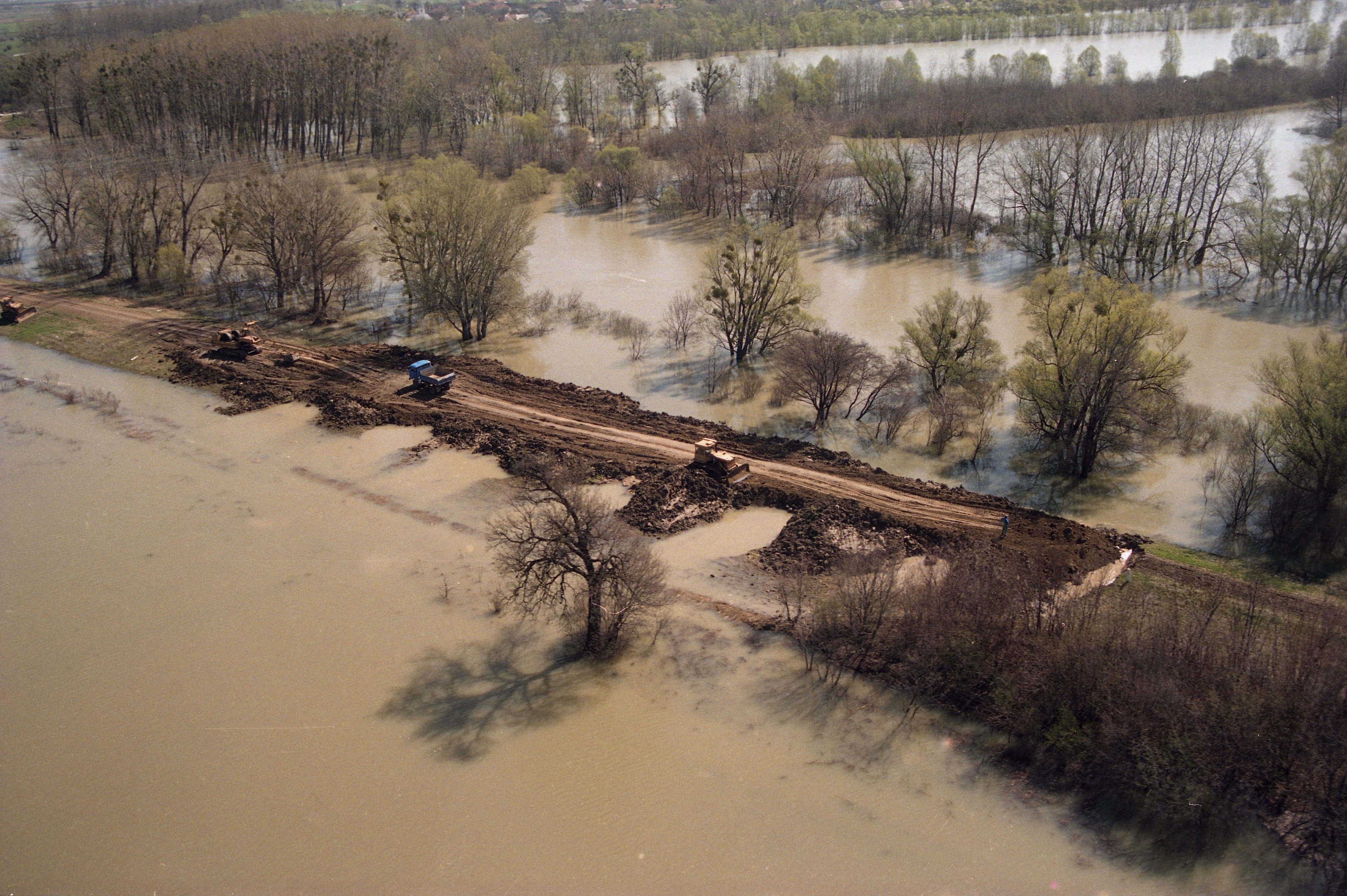2000. évi árvíz - Alsóberecki (Magyar Környezetvédelmi és Vízügyi Múzeum - Duna Múzeum CC BY-NC-SA)