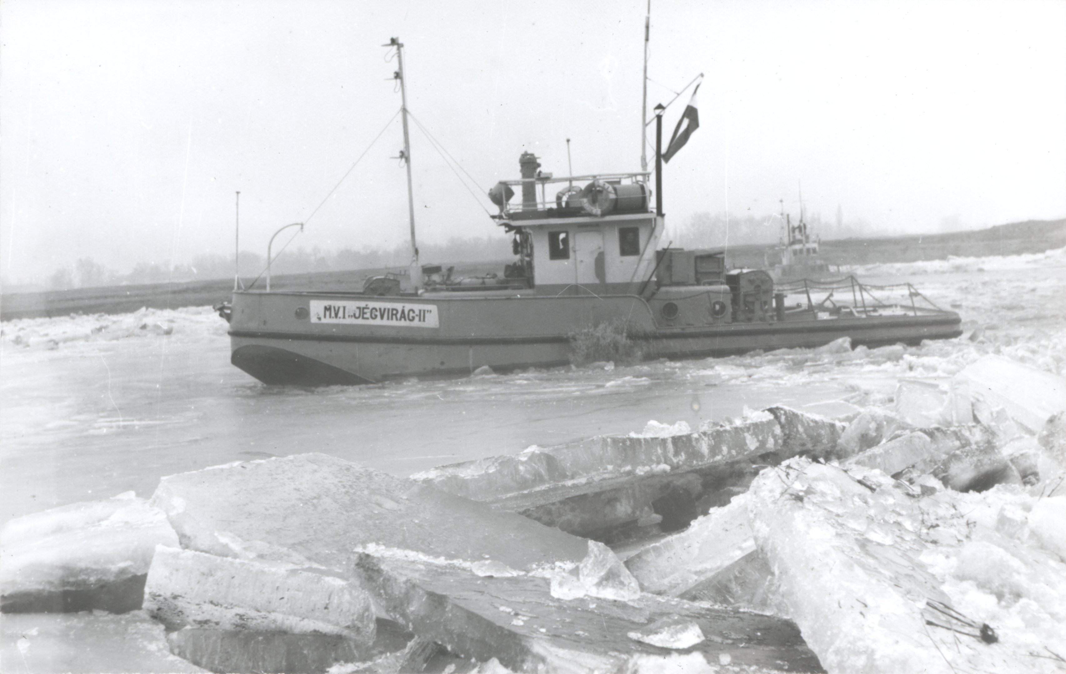 Jégveszély elhárítás a Tiszán jégtörő hajóval (Magyar Környezetvédelmi és Vízügyi Múzeum - Duna Múzeum CC BY-NC-SA)