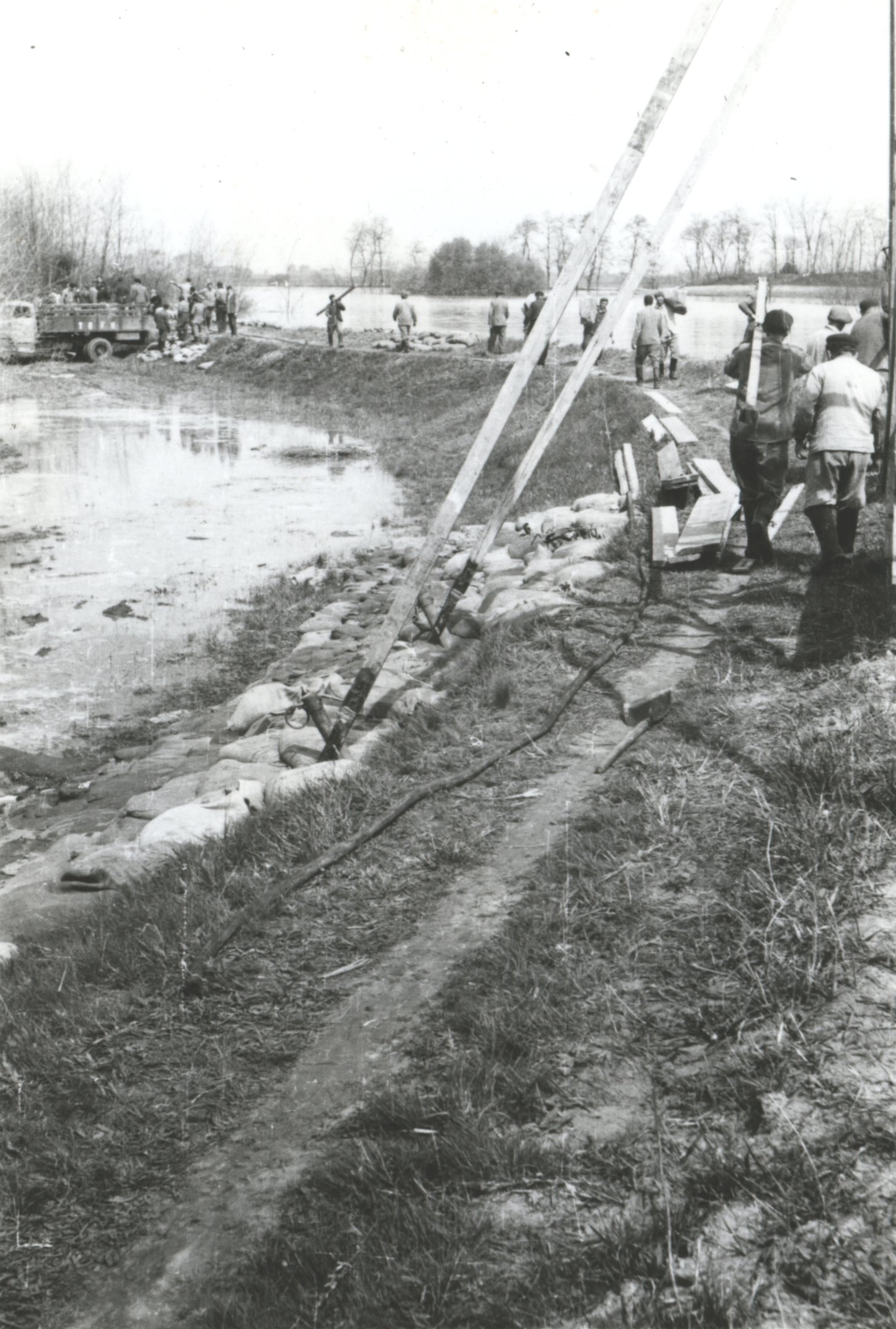Győri árvíz, 1965 - Védekezés Koroncónál a Marcalon (Magyar Környezetvédelmi és Vízügyi Múzeum - Duna Múzeum CC BY-NC-SA)