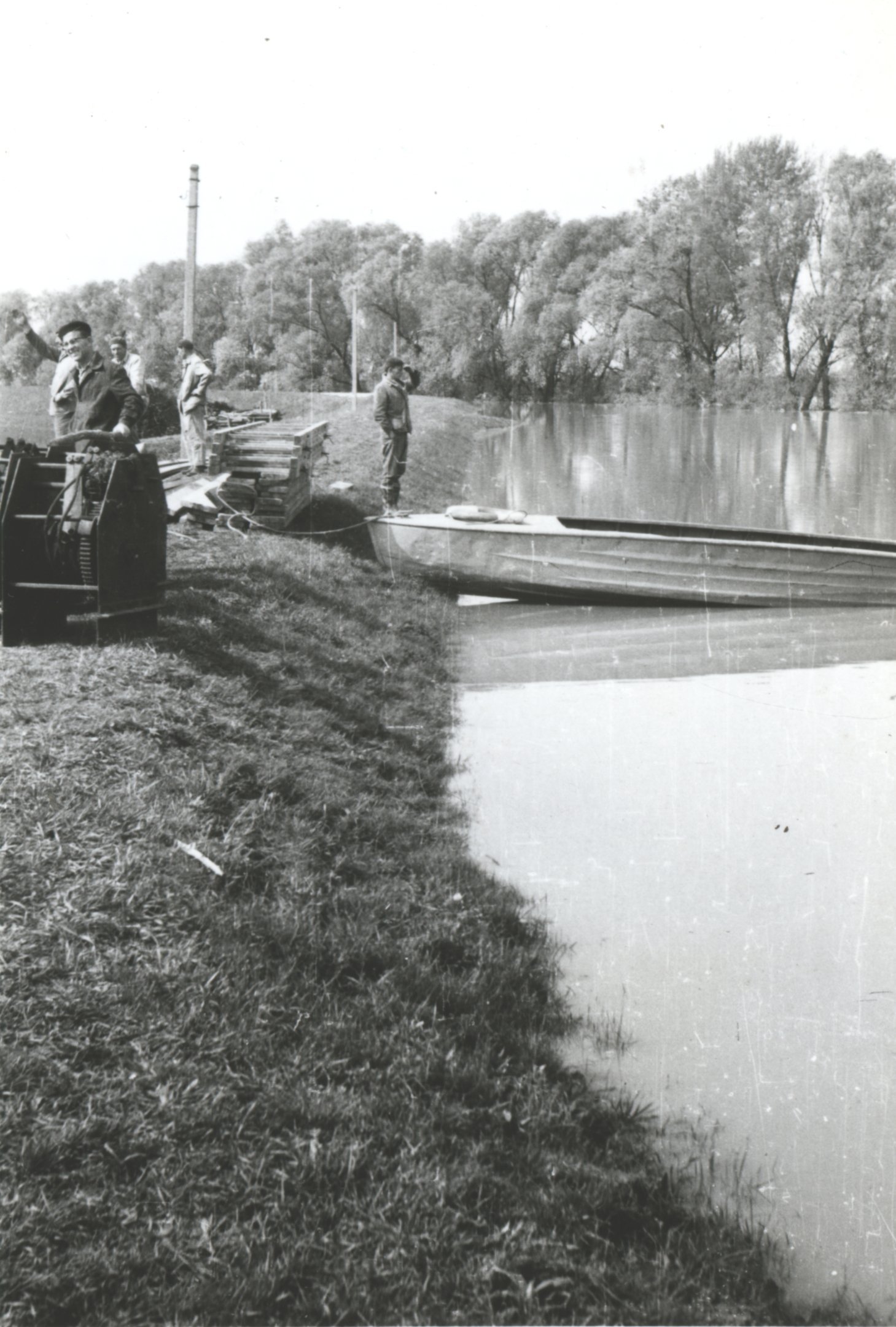 Győri árvíz, 1965 - Védekezés Koroncónál a Marcalon (Magyar Környezetvédelmi és Vízügyi Múzeum - Duna Múzeum CC BY-NC-SA)
