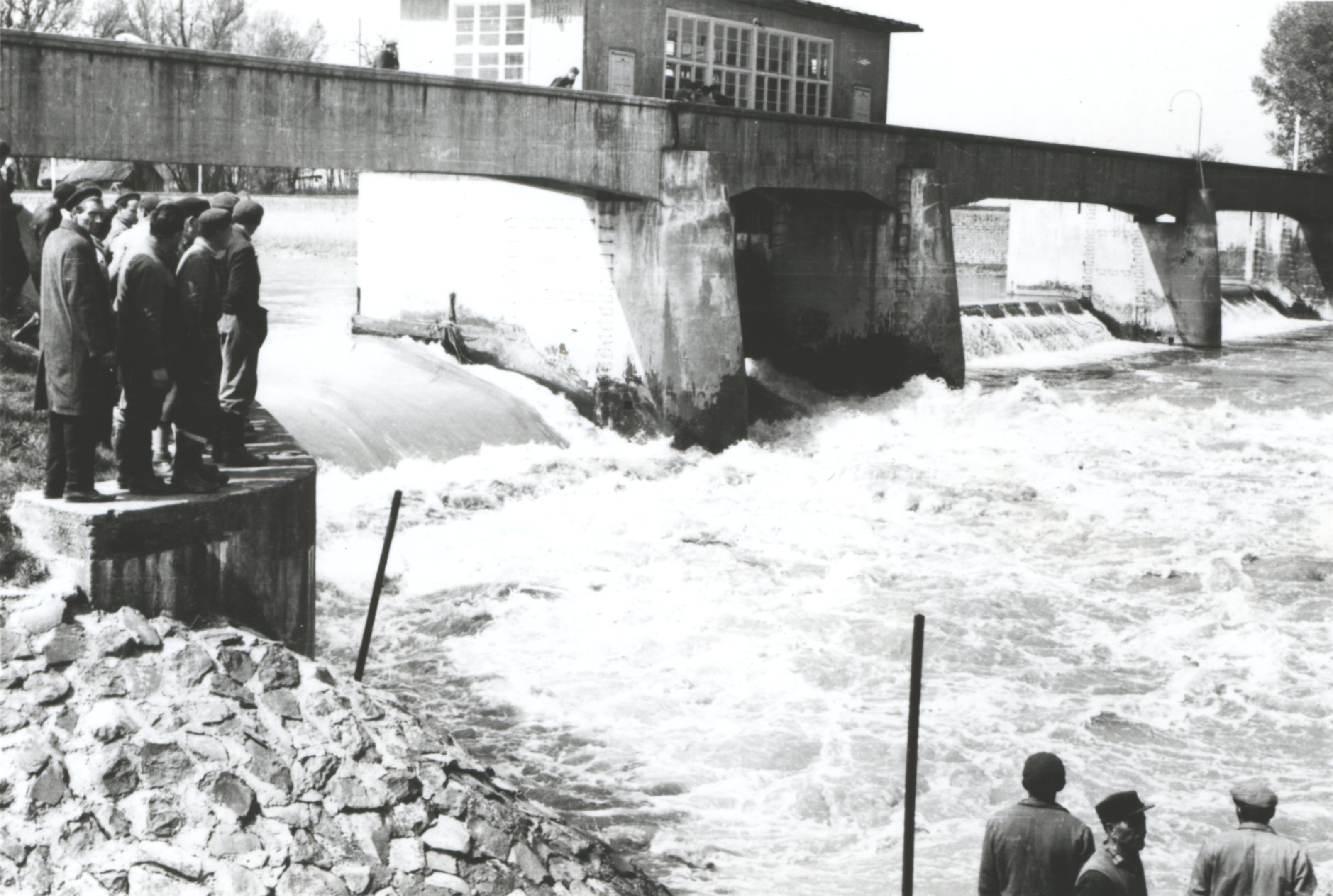Győri árvíz, 1965 - Nicki gát (Magyar Környezetvédelmi és Vízügyi Múzeum - Duna Múzeum CC BY-NC-SA)