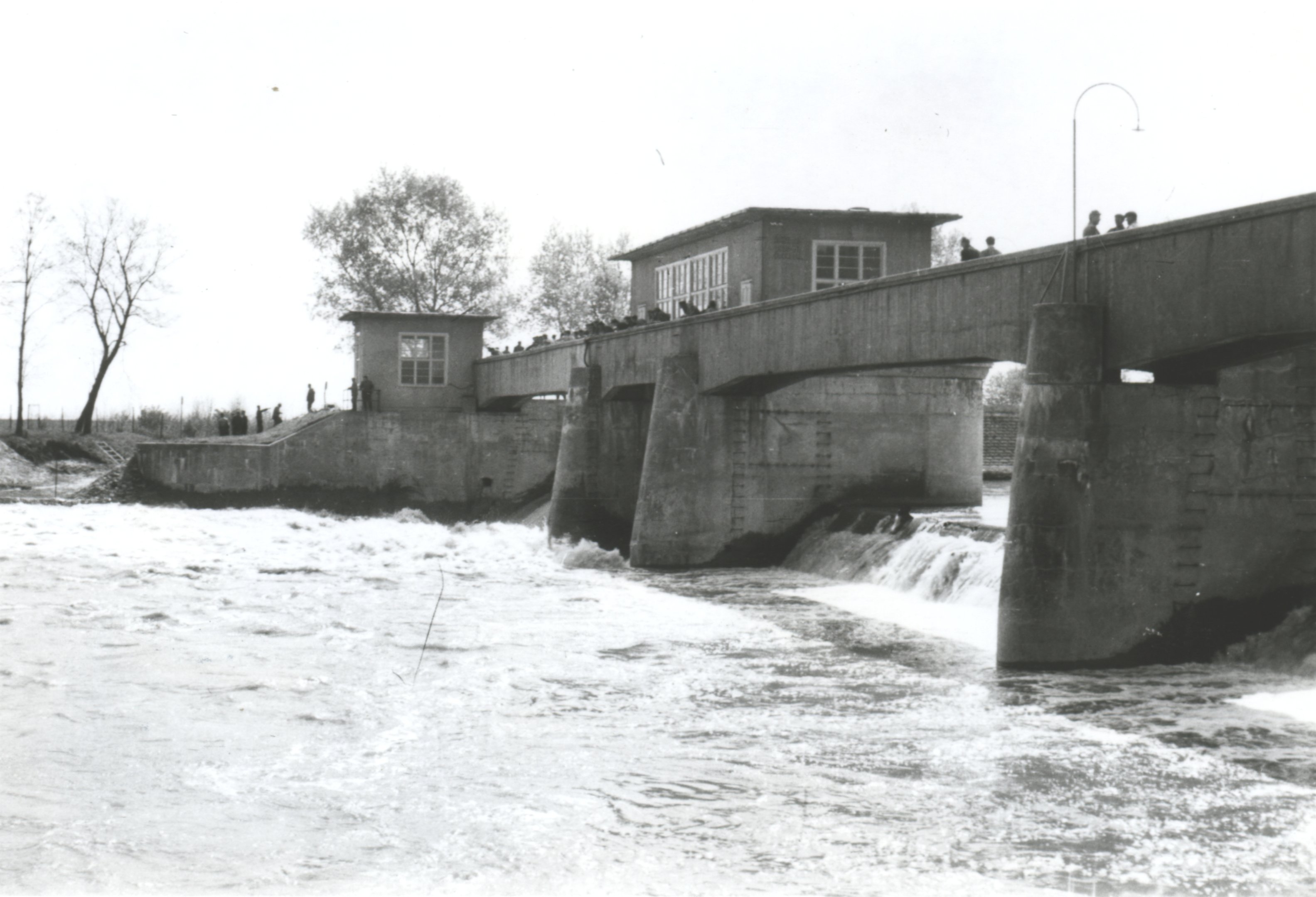 Győri árvíz, 1965 - Nicki gát (Magyar Környezetvédelmi és Vízügyi Múzeum - Duna Múzeum CC BY-NC-SA)