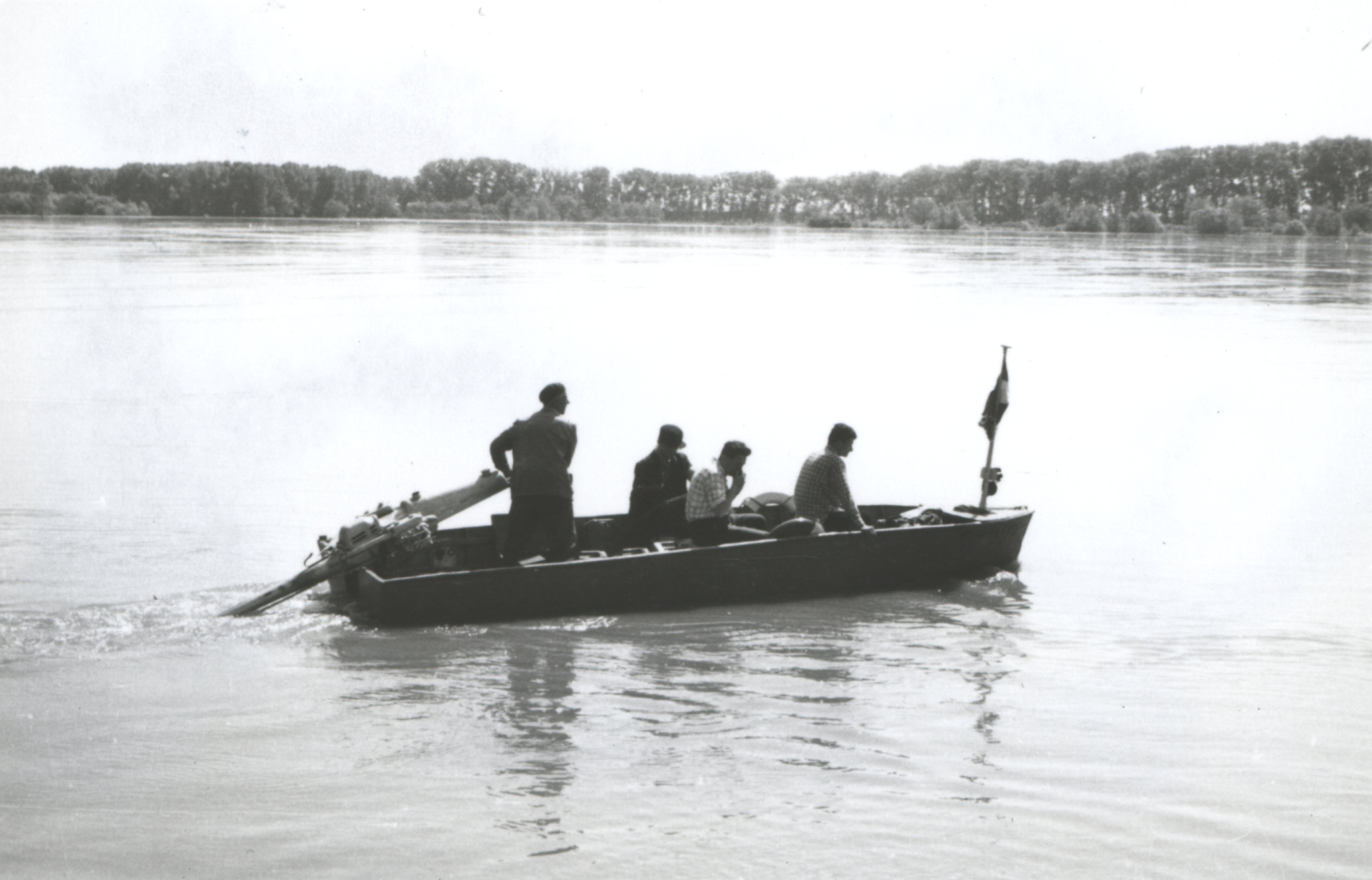 Dunai árvíz, 1965 - Működnek a rocsók (Magyar Környezetvédelmi és Vízügyi Múzeum - Duna Múzeum CC BY-NC-SA)