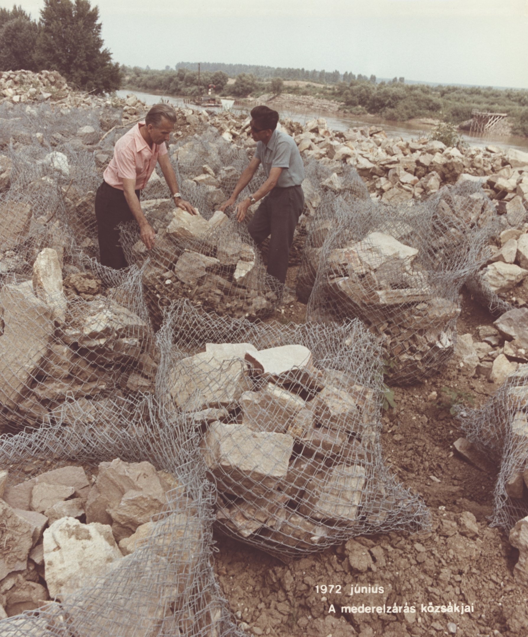 A mederelzárás kőzsákjai, 1972. június (Magyar Környezetvédelmi és Vízügyi Múzeum - Duna Múzeum CC BY-NC-SA)