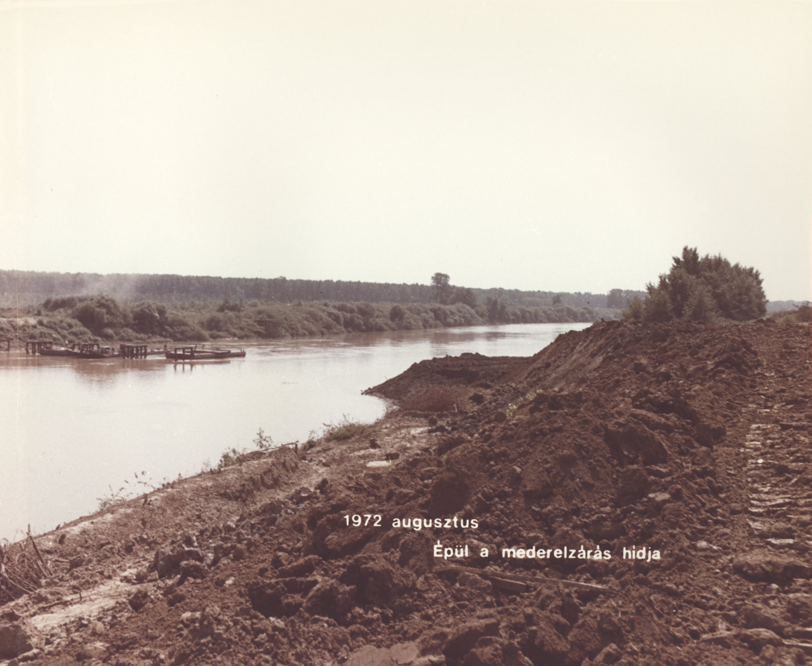 Épül a mederelzárás hídja, 1972. augusztus (Magyar Környezetvédelmi és Vízügyi Múzeum - Duna Múzeum CC BY-NC-SA)