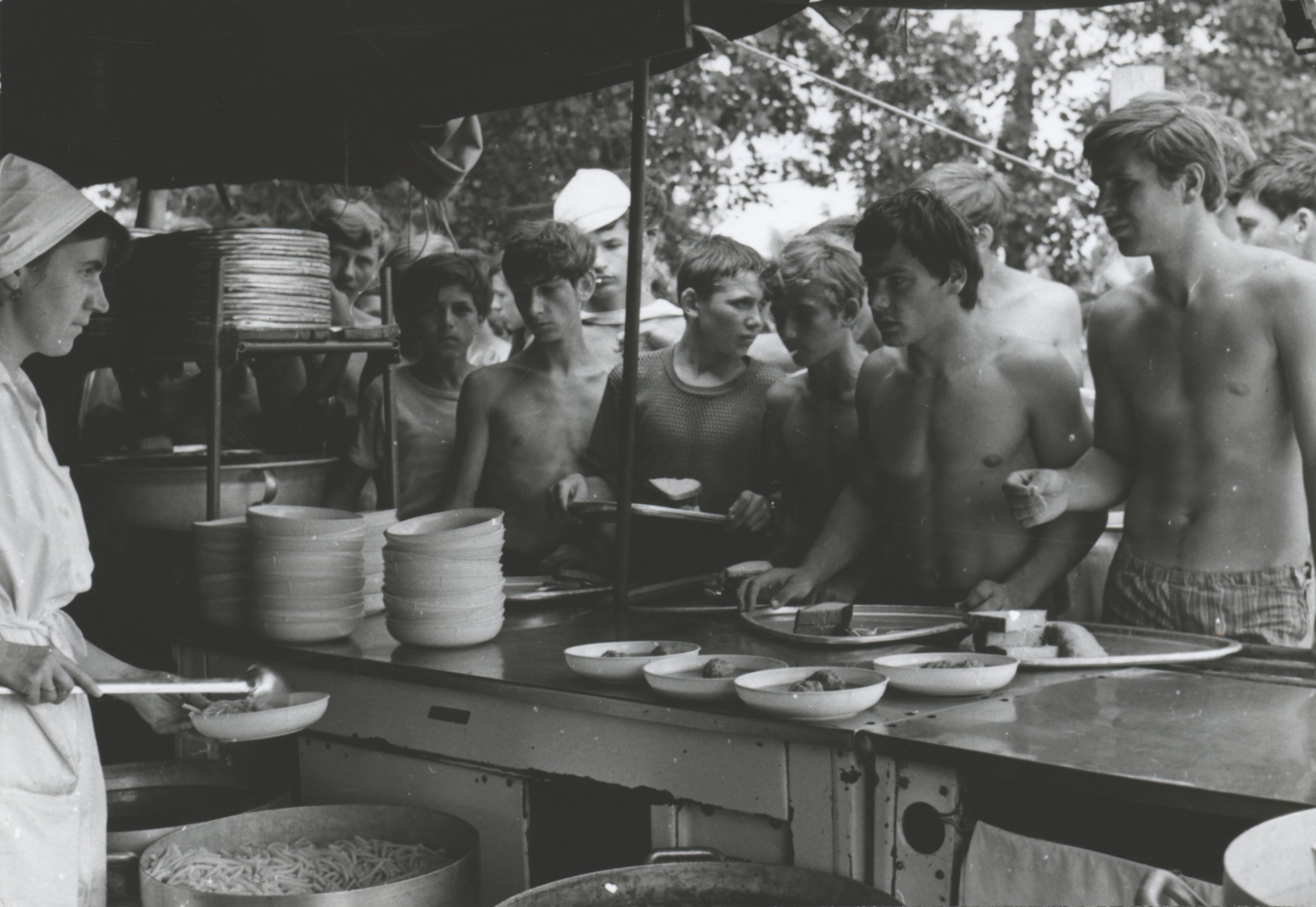 KISZ tábor - Ebédosztás (Magyar Környezetvédelmi és Vízügyi Múzeum - Duna Múzeum CC BY-NC-SA)