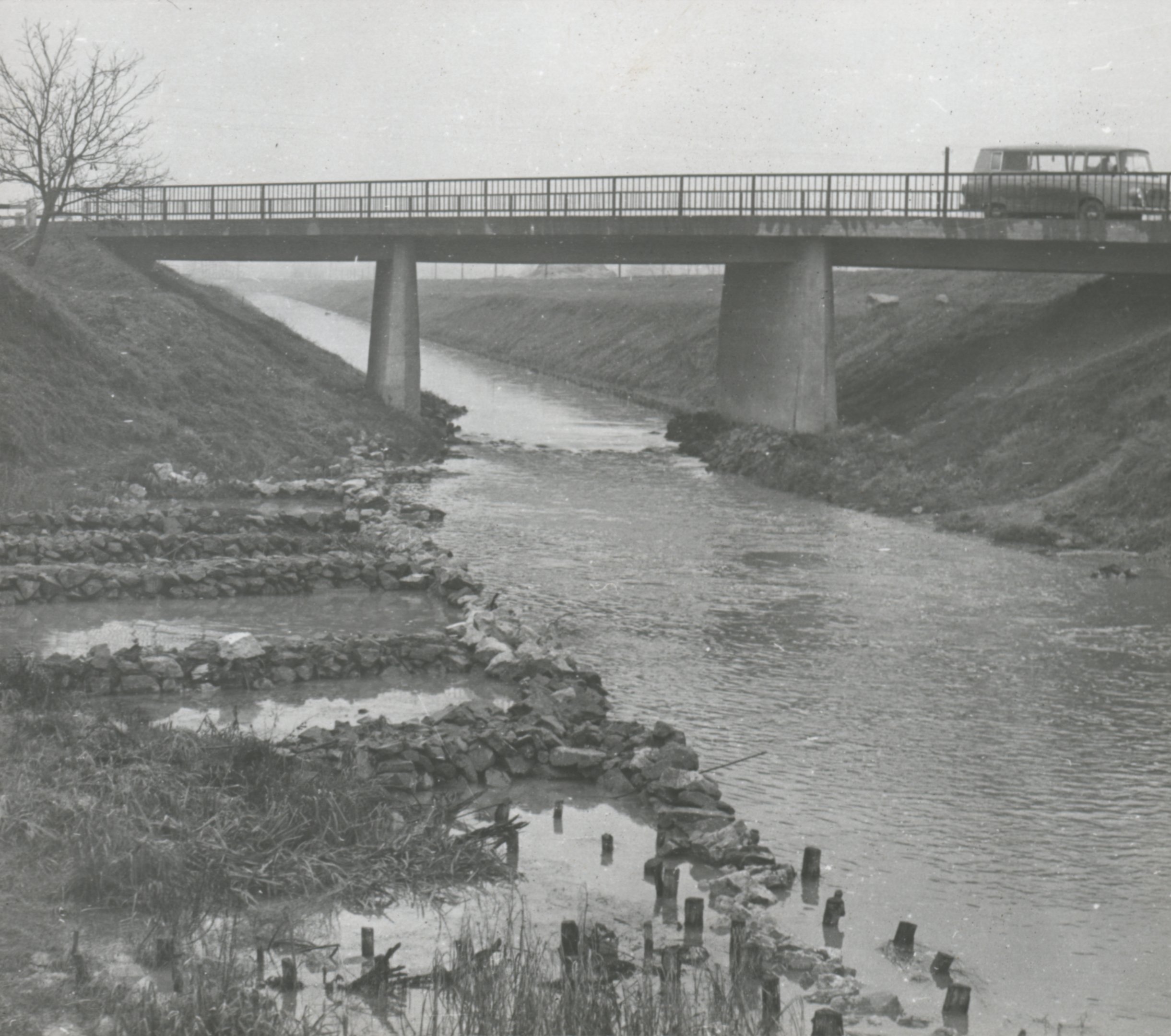 Vegyes rőzse- és kő kisvízi mederbiztosítás a Feketevízen az újonnan épített Baranyahídvégi közúti híd alatt (Magyar Környezetvédelmi és Vízügyi Múzeum - Duna Múzeum CC BY-NC-SA)