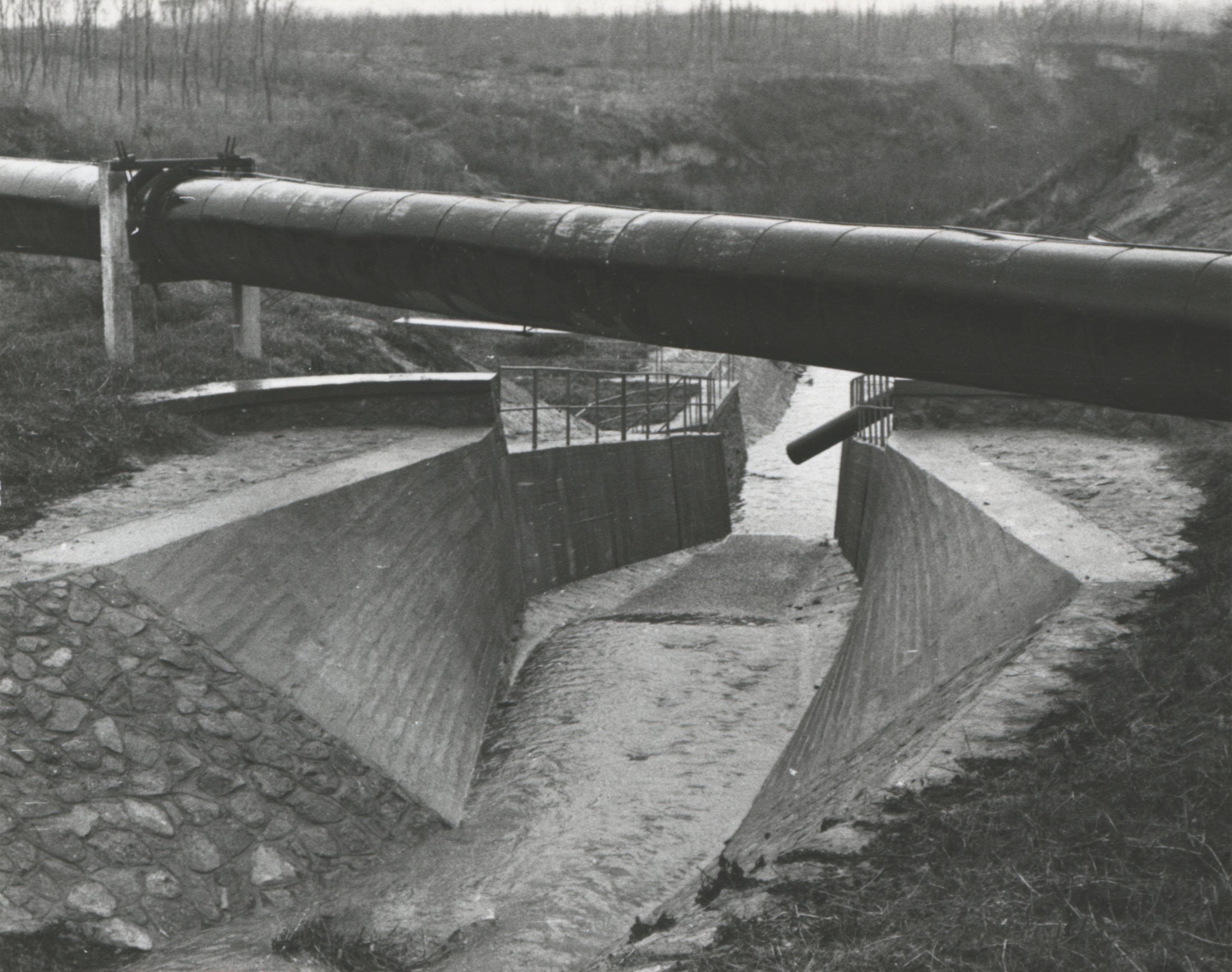 Az 1965. évi dunai árvízkor megrongálódott, majd tönkrement és újjáépített Csele bukó (Magyar Környezetvédelmi és Vízügyi Múzeum - Duna Múzeum CC BY-NC-SA)