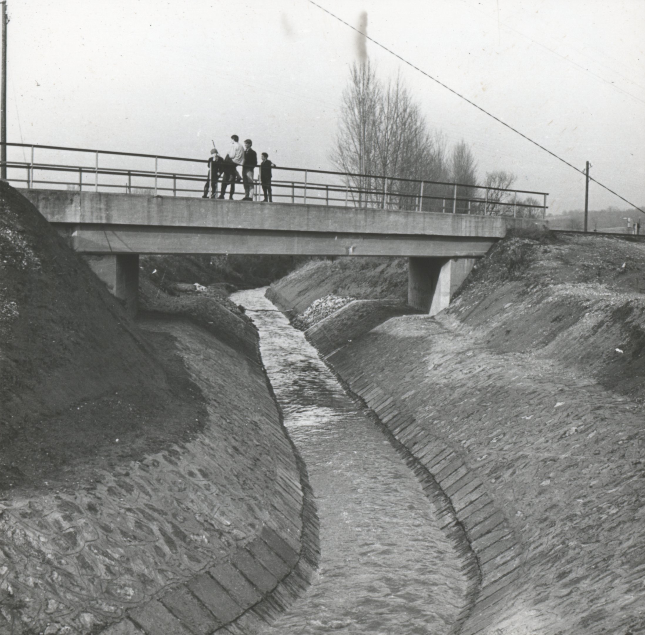 Burkolt mederszakasz a Kiskoppány patakon a Daránypusztai MÁV híd alatt (Magyar Környezetvédelmi és Vízügyi Múzeum - Duna Múzeum CC BY-NC-SA)