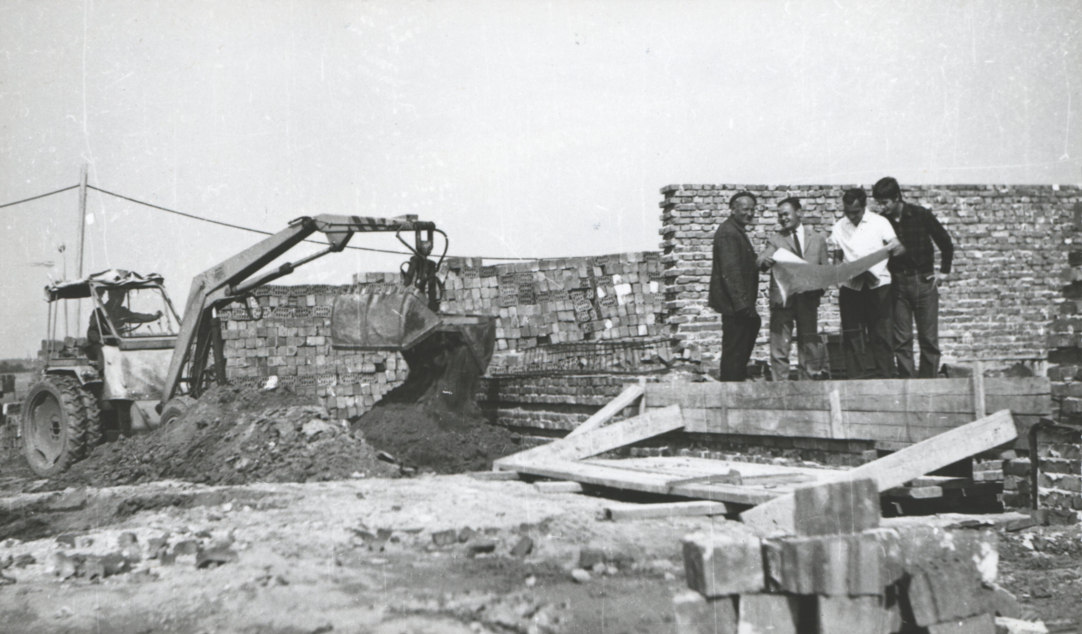 Hagyományos szerkezetű 100 fős Cserkuti munkásszállás építés közben (Magyar Környezetvédelmi és Vízügyi Múzeum - Duna Múzeum CC BY-NC-SA)