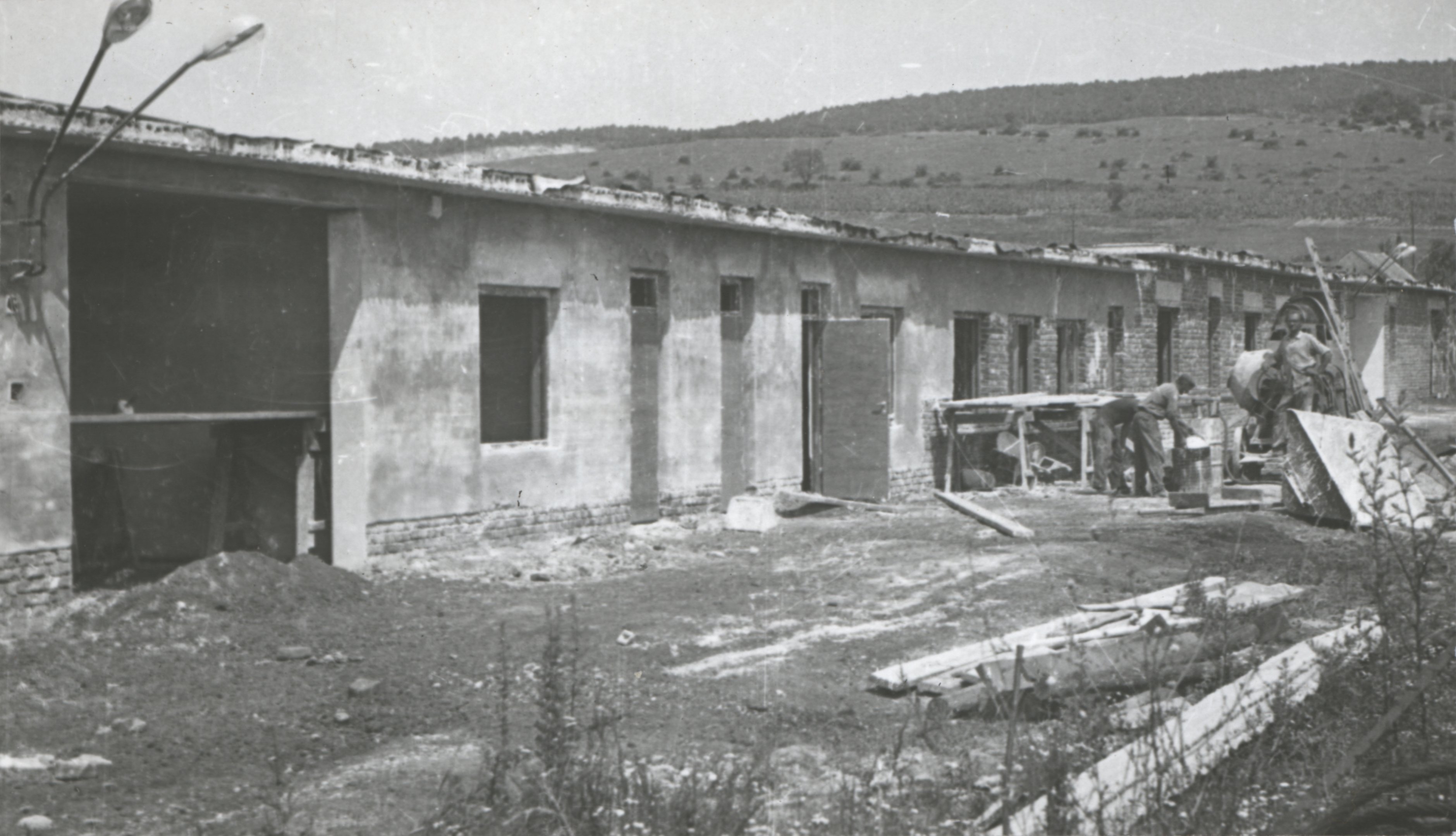 Cserkúti építésvezetőségi - ács és vastelepi épület építés közben (Magyar Környezetvédelmi és Vízügyi Múzeum - Duna Múzeum CC BY-NC-SA)