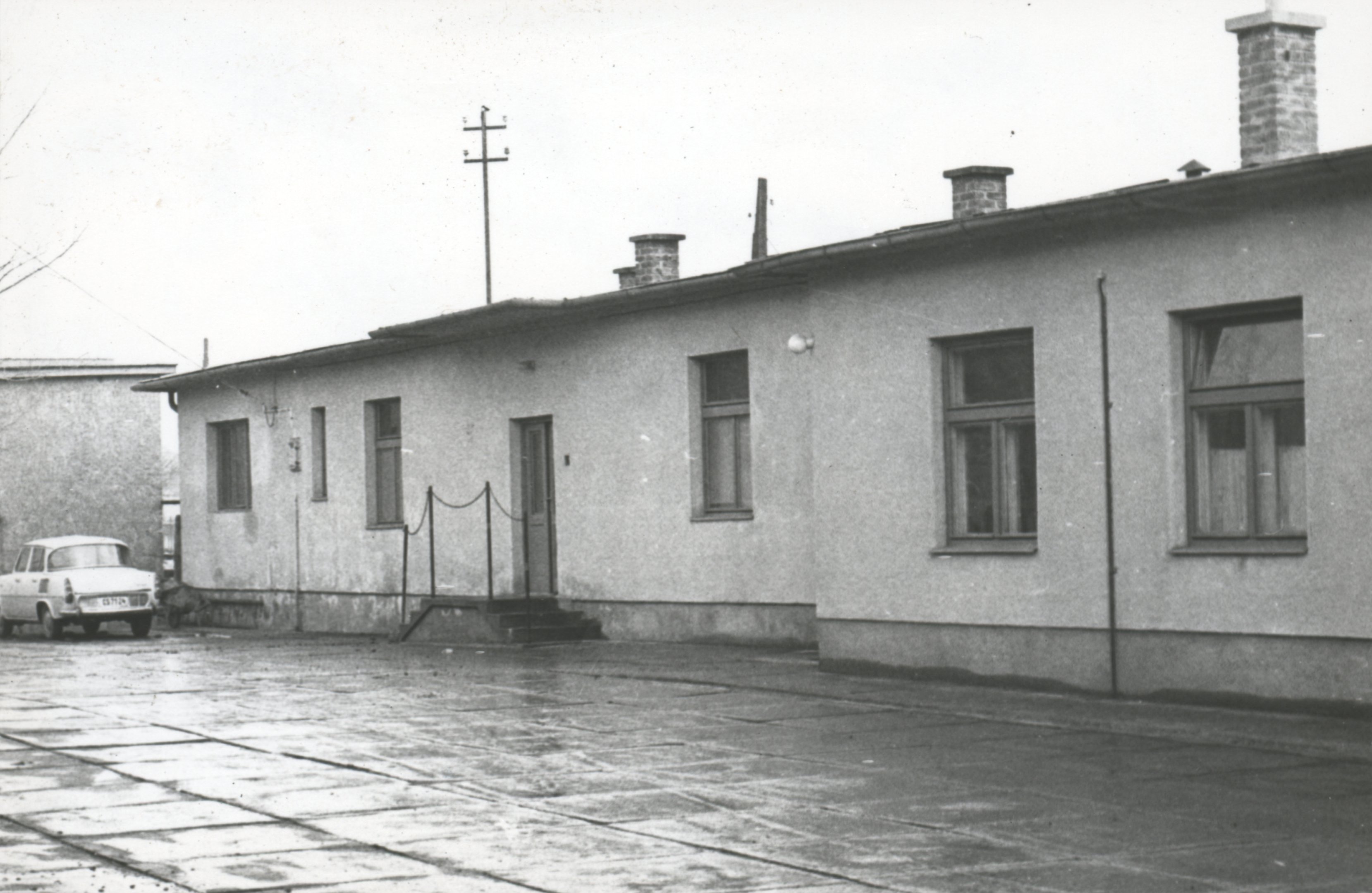 A Mecsekaljai gépműhely udvarának burkolata SÁRKÖZI lapokkal (Magyar Környezetvédelmi és Vízügyi Múzeum - Duna Múzeum CC BY-NC-SA)