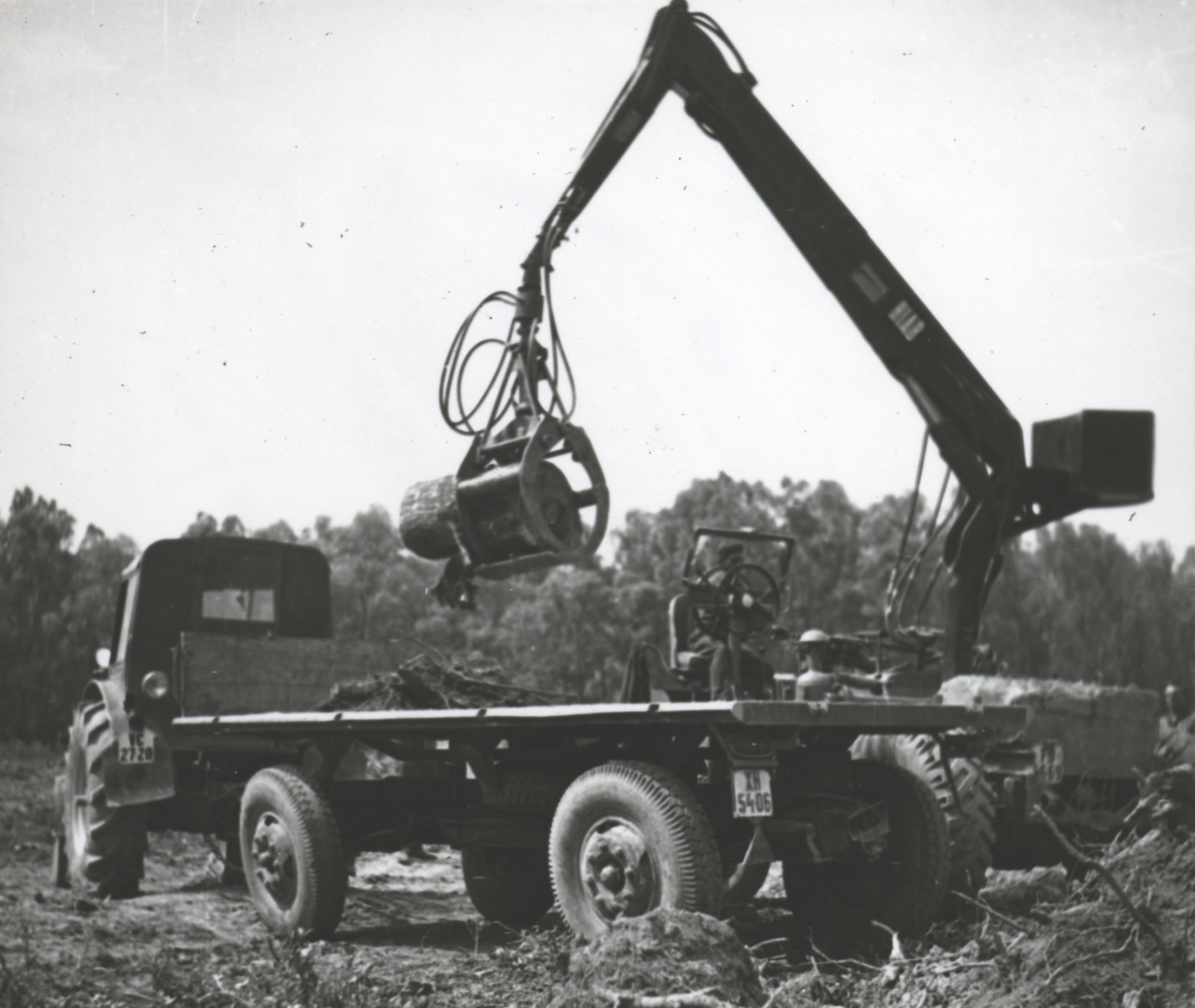 A nagyobb tuskókat kotrógéppel, a kisebbeket svéd gyártmányú HIAB rakodóval emeltük szállítóeszközre (Magyar Környezetvédelmi és Vízügyi Múzeum - Duna Múzeum CC BY-NC-SA)