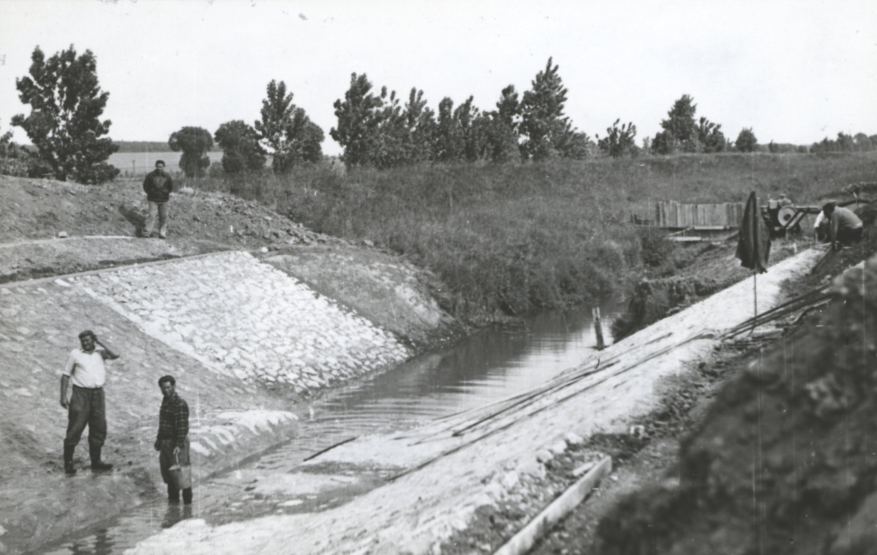 VITUKI rajzoló vízmérce a Karasica csatorna villányi közúti hídja alatt, építés közben (Magyar Környezetvédelmi és Vízügyi Múzeum - Duna Múzeum CC BY-NC-SA)
