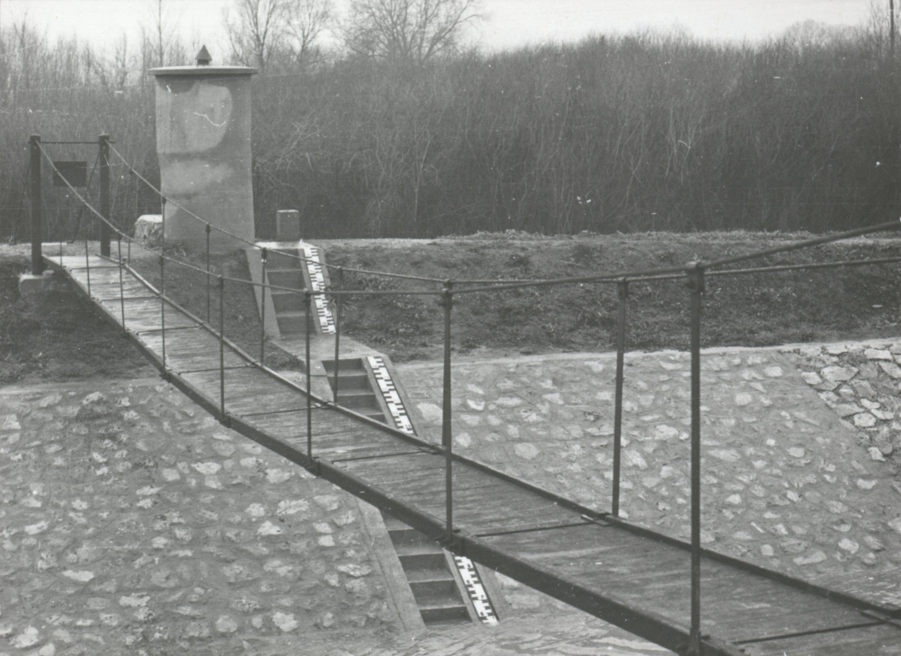 VITUKI rajzoló vízmérce a Karasica csatorna villányi közúti hídja alatt, befejezve (Magyar Környezetvédelmi és Vízügyi Múzeum - Duna Múzeum CC BY-NC-SA)