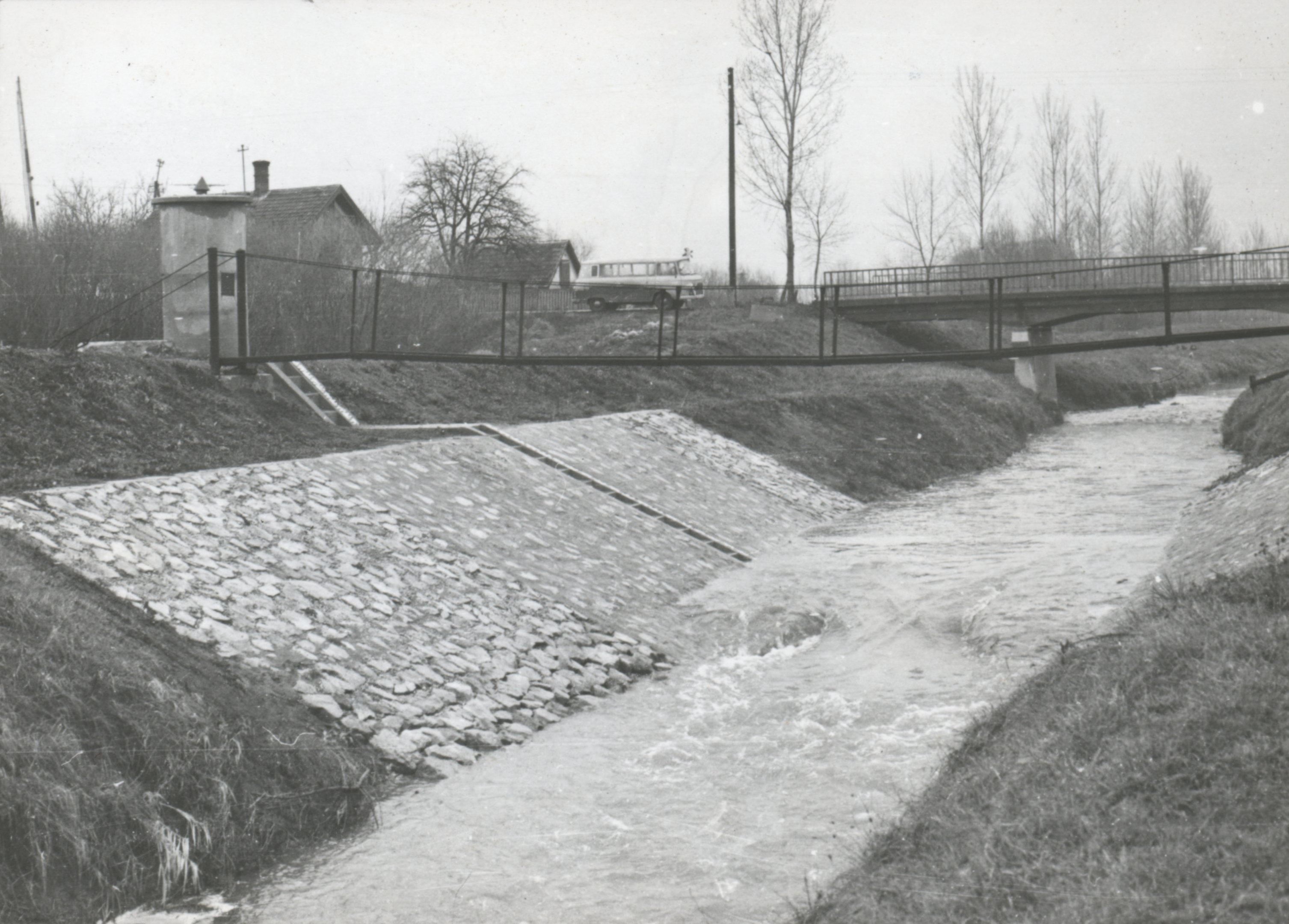 VITUKI rajzoló vízmérce a Karasica csatorna villányi közúti hídja alatt, befejezve (Magyar Környezetvédelmi és Vízügyi Múzeum - Duna Múzeum CC BY-NC-SA)