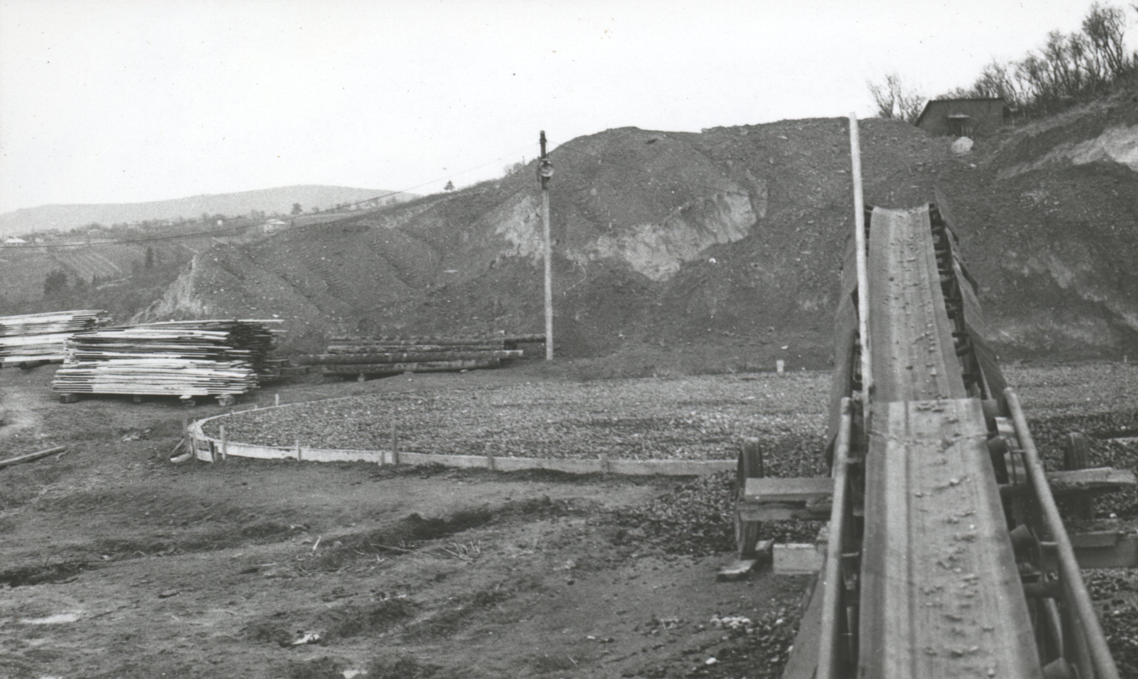 Anyagszállítás szállítószalagokkal a Szkókói 500 m3-es vasbeton tározómedence építésénél (Magyar Környezetvédelmi és Vízügyi Múzeum - Duna Múzeum CC BY-NC-SA)