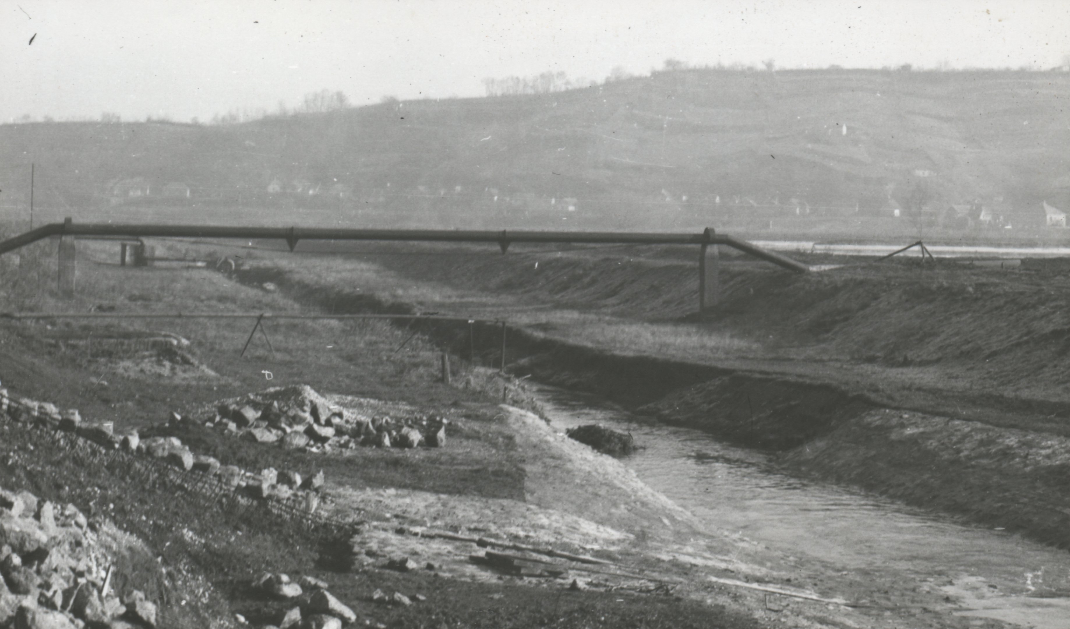 A Kaposvári Cukorgyár szennyvízelvezetése - Kapos csatornát átívelő csőhíd (Magyar Környezetvédelmi és Vízügyi Múzeum - Duna Múzeum CC BY-NC-SA)