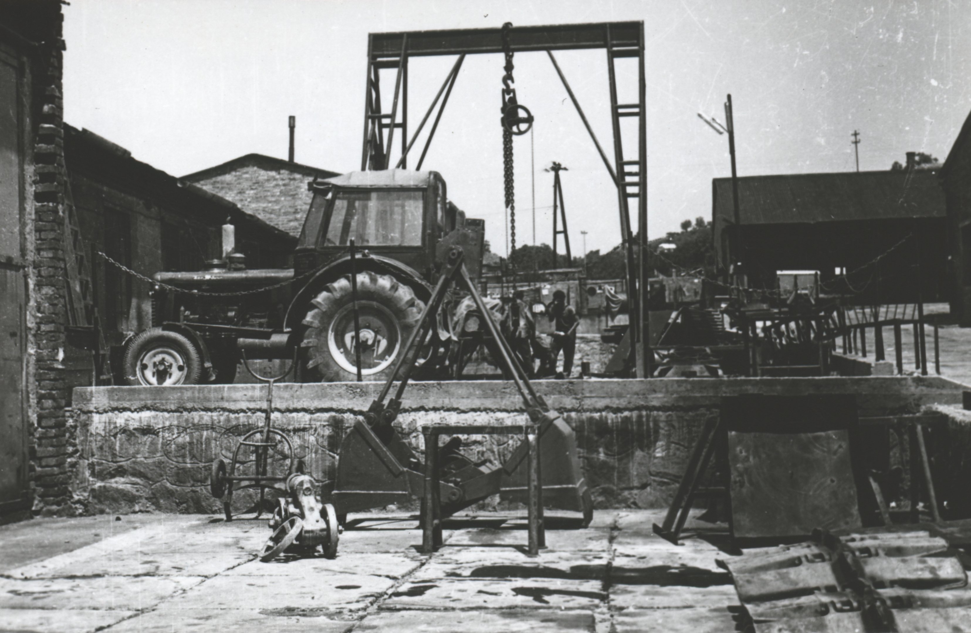 5 tonnás teherbírású bakdaru szolgálja ki a szabadtéri lakatosipari javításokat (Magyar Környezetvédelmi és Vízügyi Múzeum - Duna Múzeum CC BY-NC-SA)