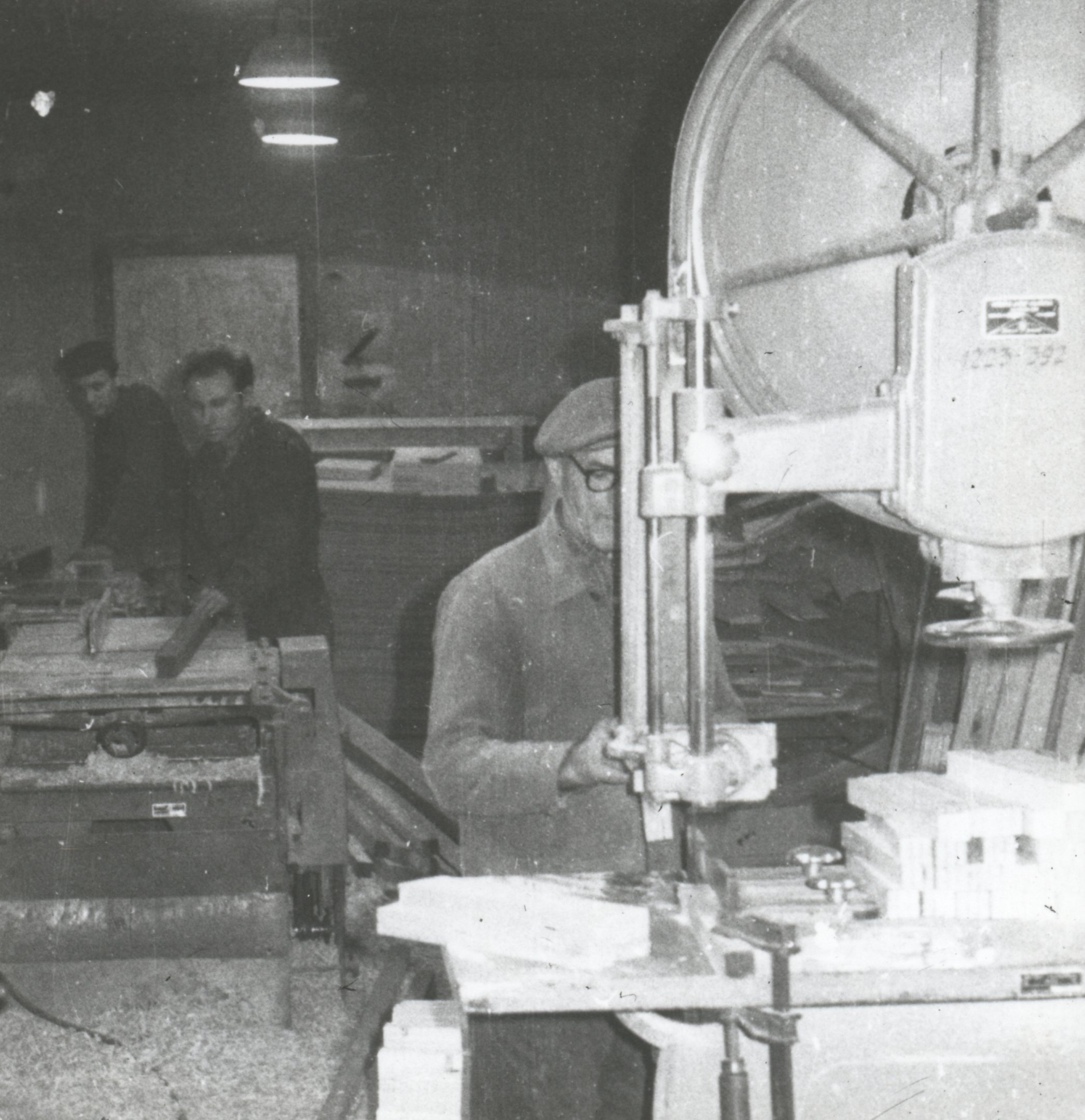 Az asztalos műhely géptermében folyamatban van a faanyag méretre szabása (Magyar Környezetvédelmi és Vízügyi Múzeum - Duna Múzeum CC BY-NC-SA)