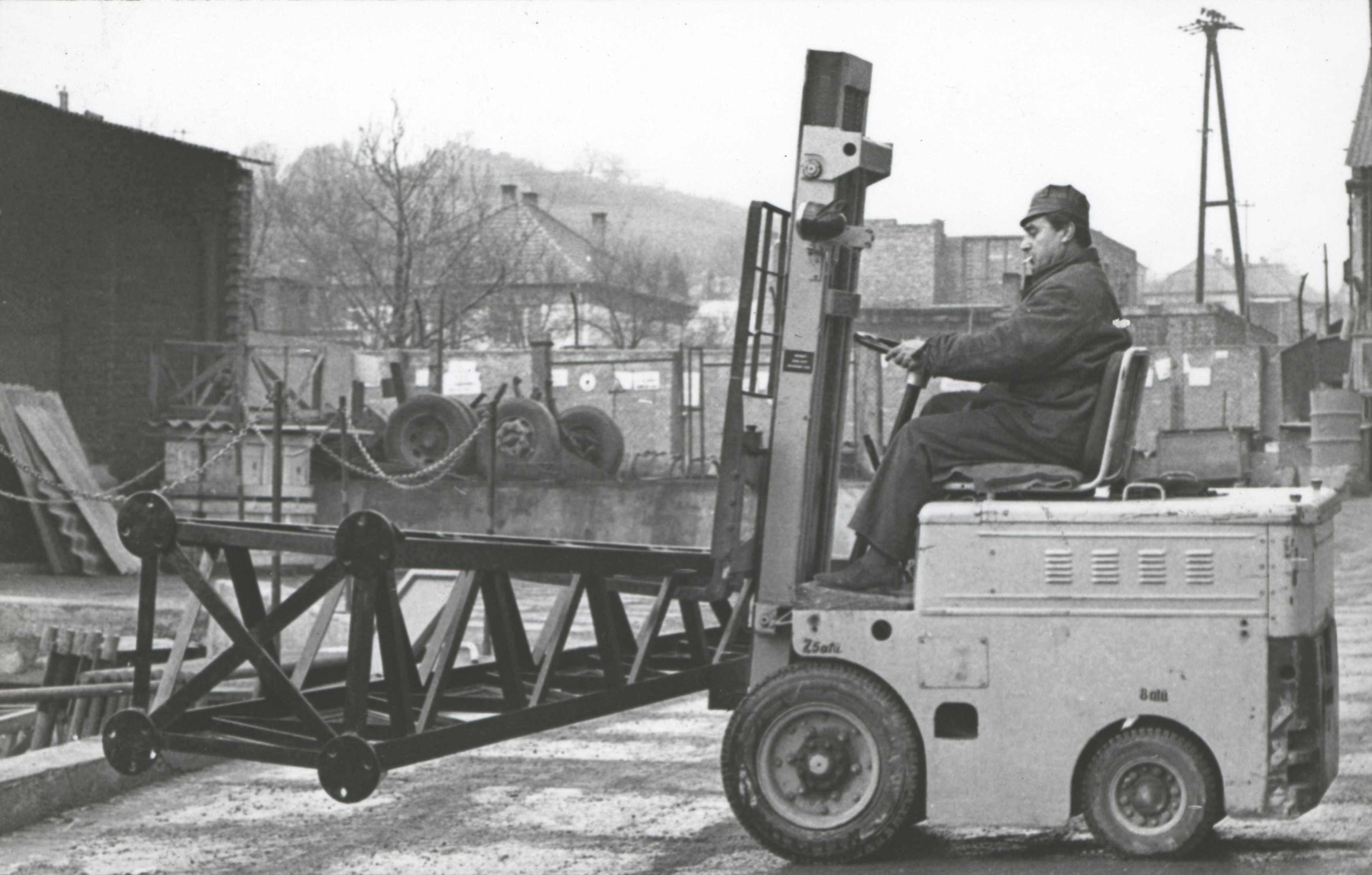 1 tonna teherbírású villamos targonca munka közben (Magyar Környezetvédelmi és Vízügyi Múzeum - Duna Múzeum CC BY-NC-SA)