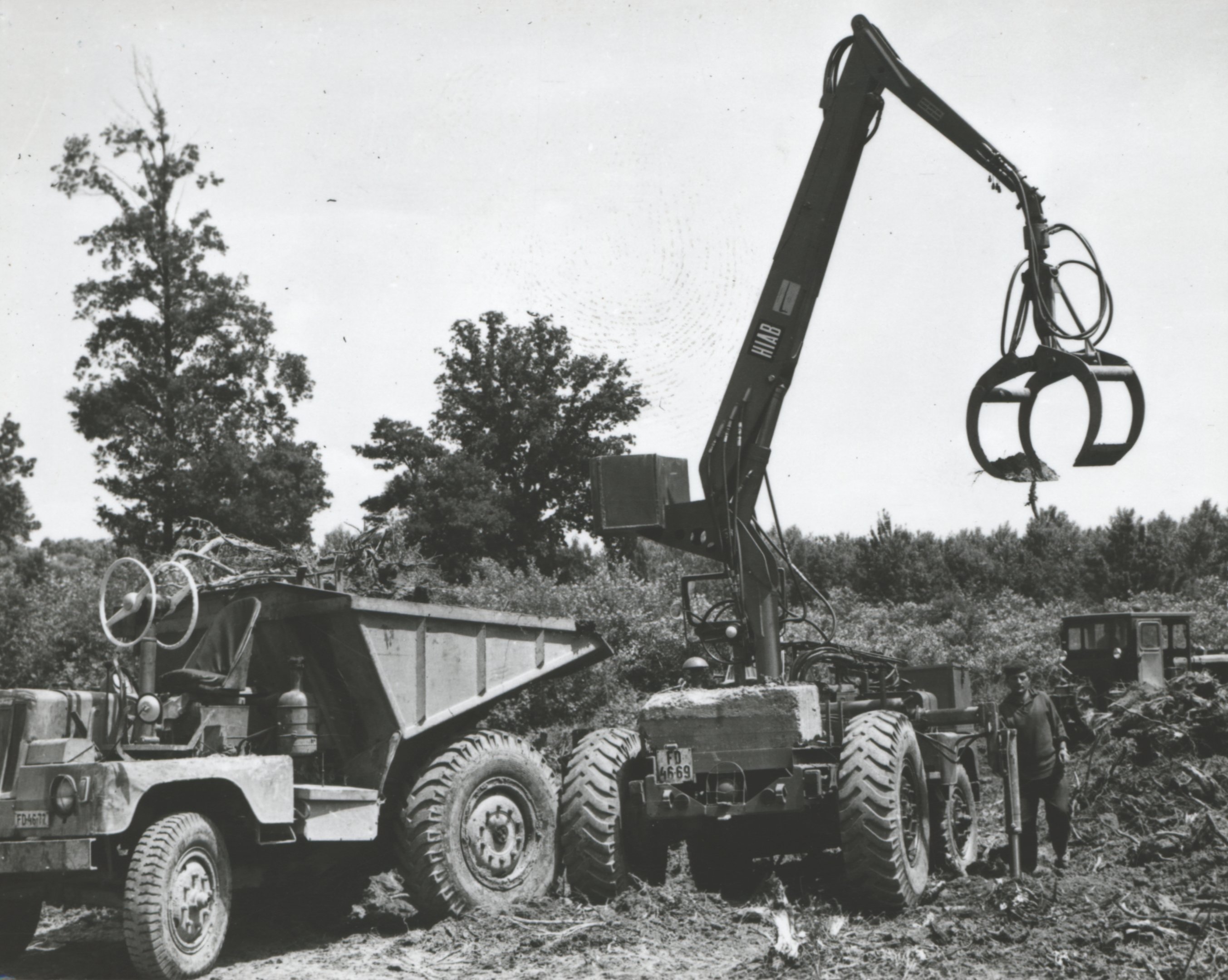 Normál dumperre szerelt svéd gyártmányú HIAB Waldelefánt típusú több adapteres hidraulikus rakodó (Magyar Környezetvédelmi és Vízügyi Múzeum - Duna Múzeum CC BY-NC-SA)
