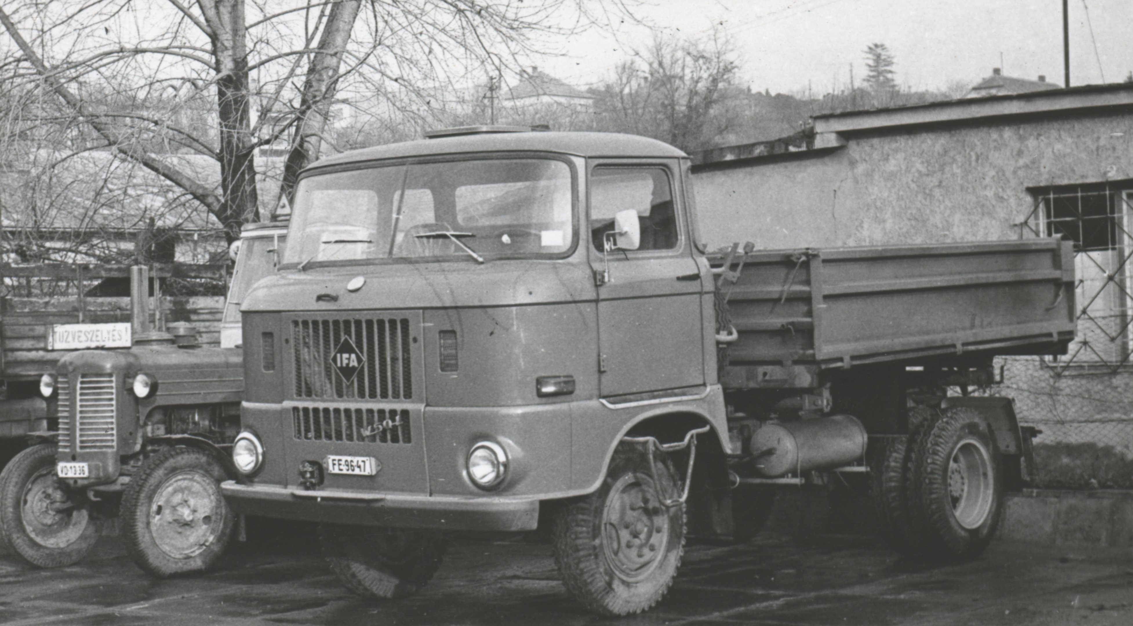 IFA W50L típusú, 4,8 tonna teherbírású billenőplatós tehergépkocsi (Magyar Környezetvédelmi és Vízügyi Múzeum - Duna Múzeum CC BY-NC-SA)