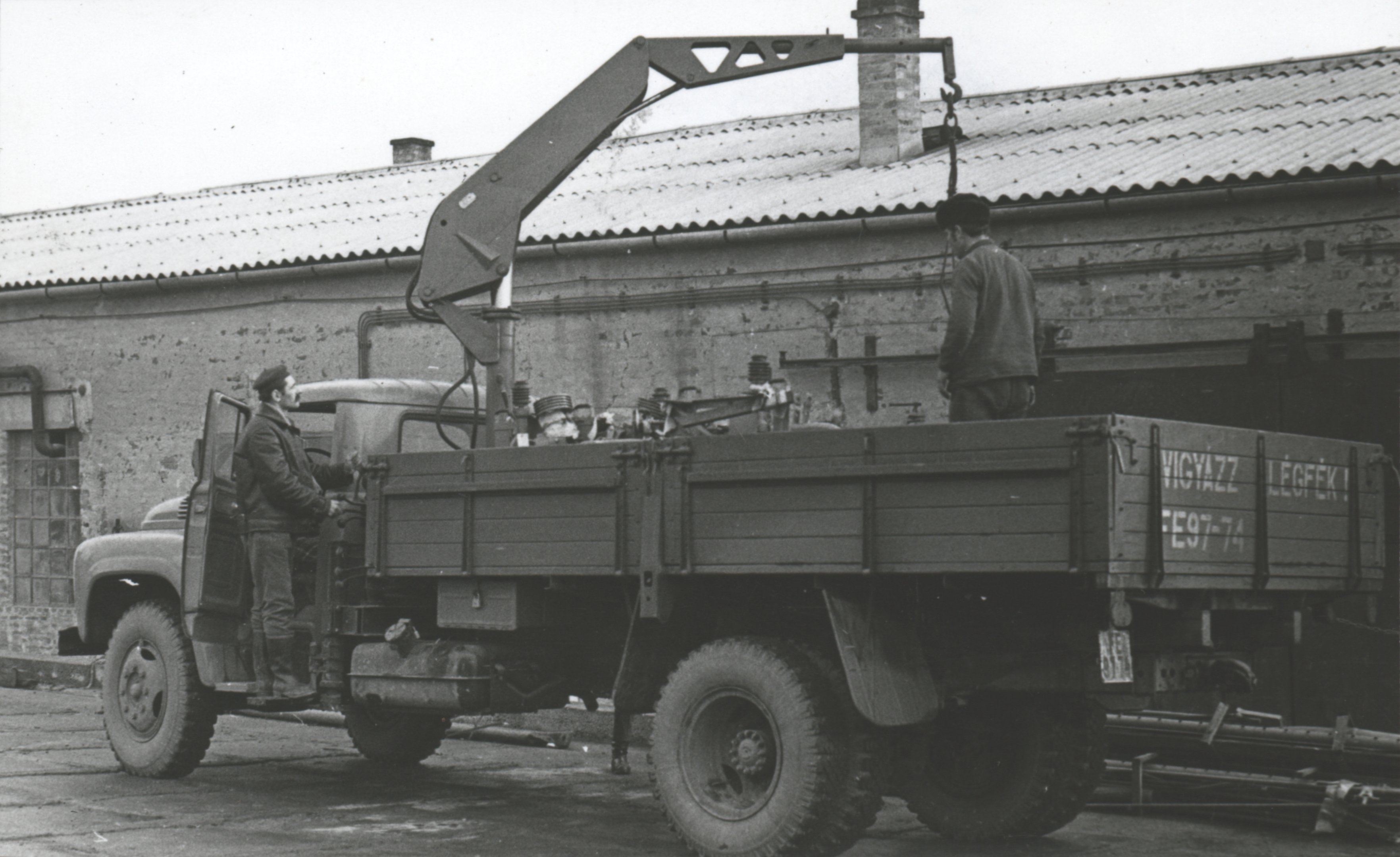 ZIL 4030 típusú 6 tonna teherbírású tehergépkocsi 1 tonna teherbírású hidraulikus daruval felszerelve (Magyar Környezetvédelmi és Vízügyi Múzeum - Duna Múzeum CC BY-NC-SA)