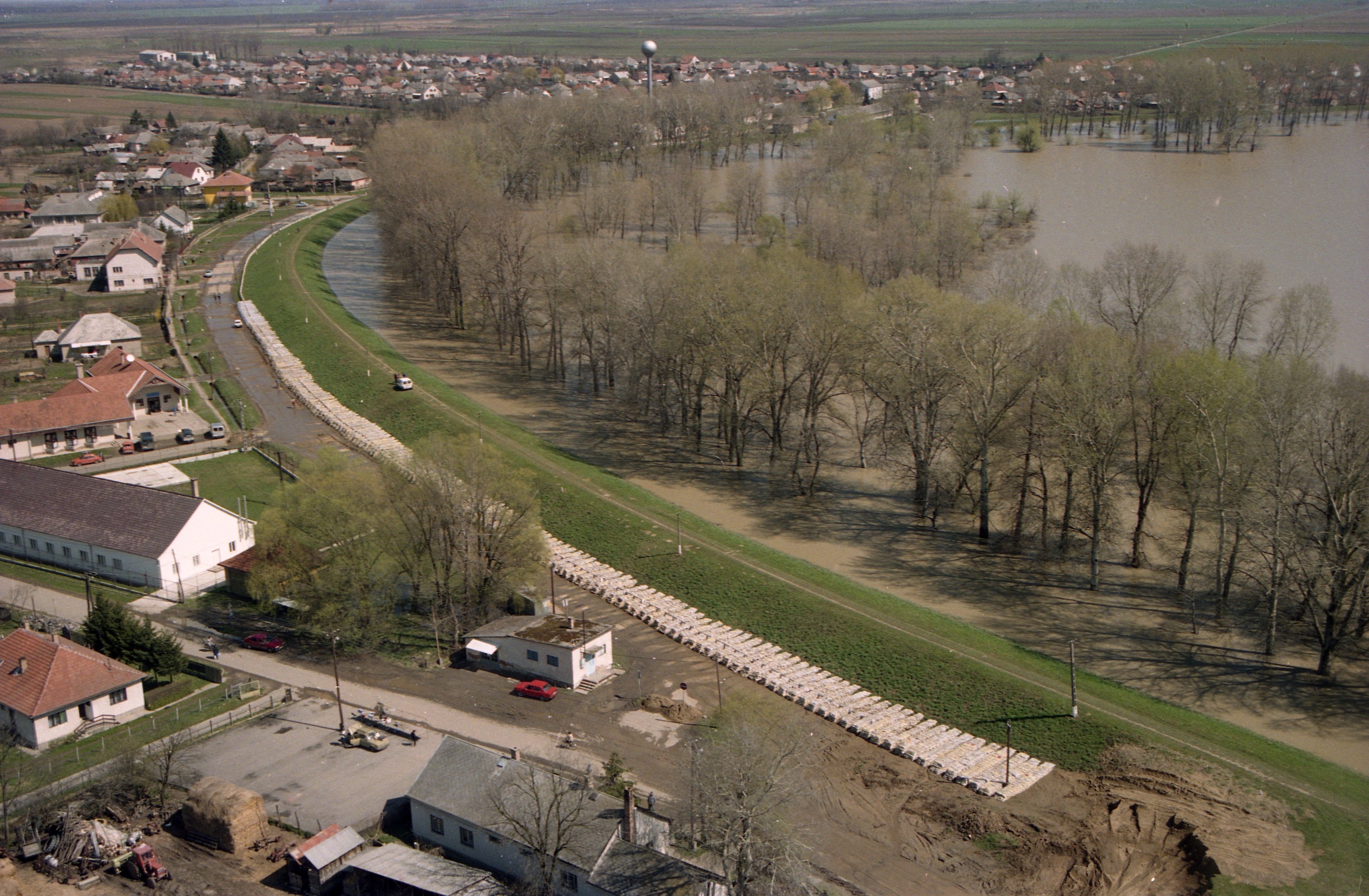 2000. évi árvíz a Tiszán - Tiszakarád (Magyar Környezetvédelmi és Vízügyi Múzeum - Duna Múzeum CC BY-NC-SA)