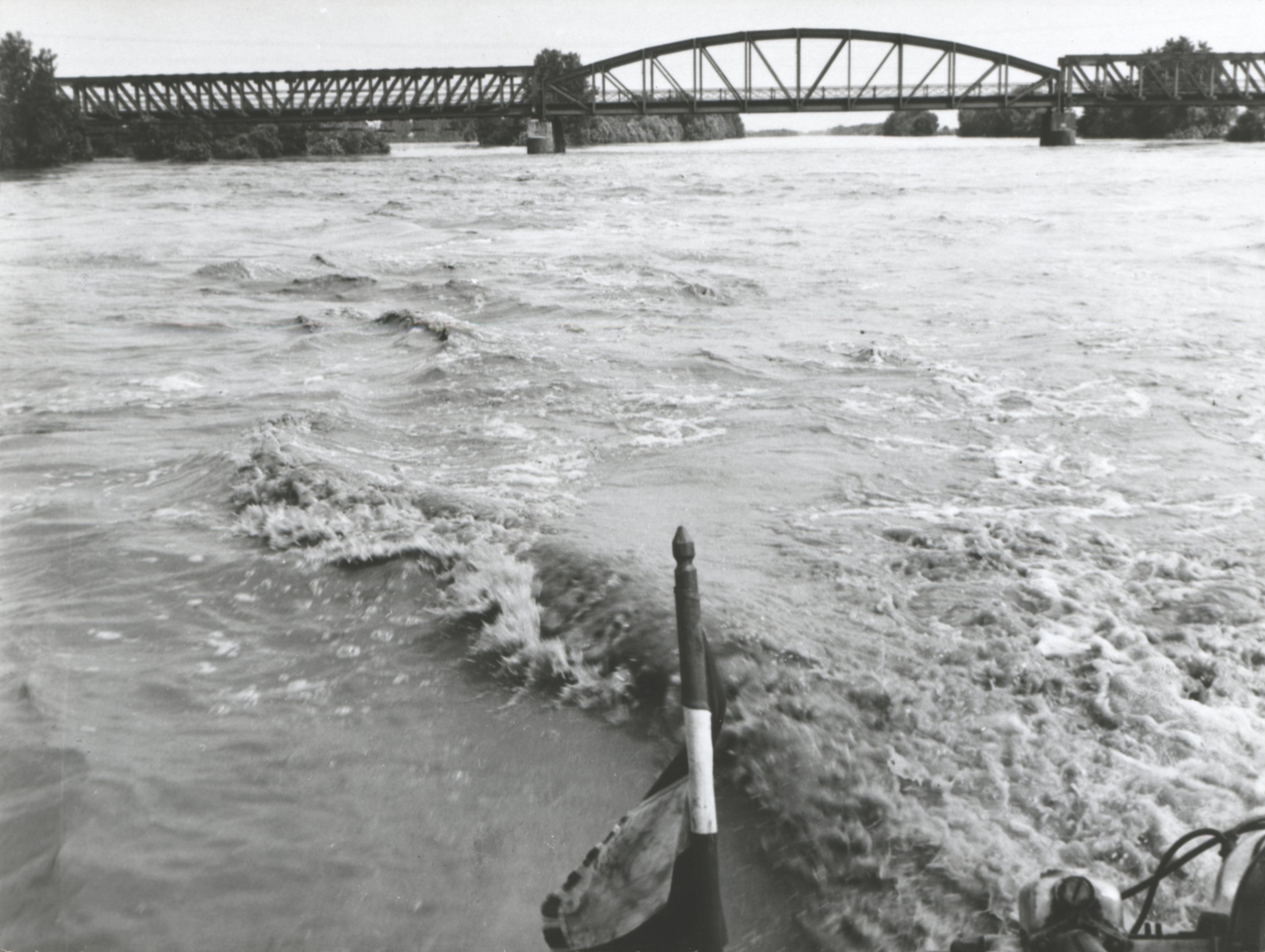 A második árhullám a Szamoson a tunyogmatolcsi hídnál, 1970. június 14. (Magyar Környezetvédelmi és Vízügyi Múzeum - Duna Múzeum CC BY-NC-SA)