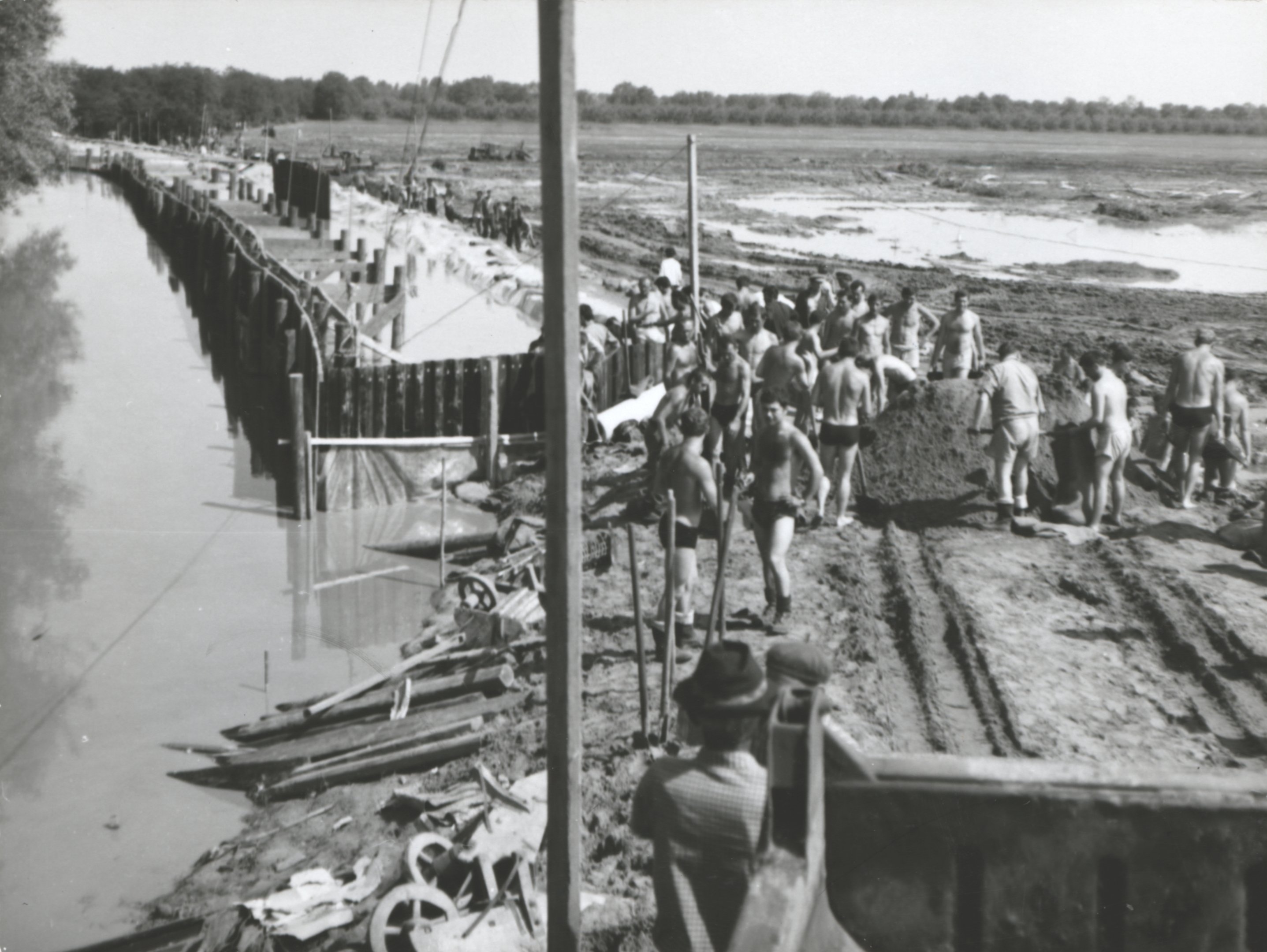 A nábrádi töltésszakadásnál, a június 17-i második szamosi árhullám idején (Magyar Környezetvédelmi és Vízügyi Múzeum - Duna Múzeum CC BY-NC-SA)