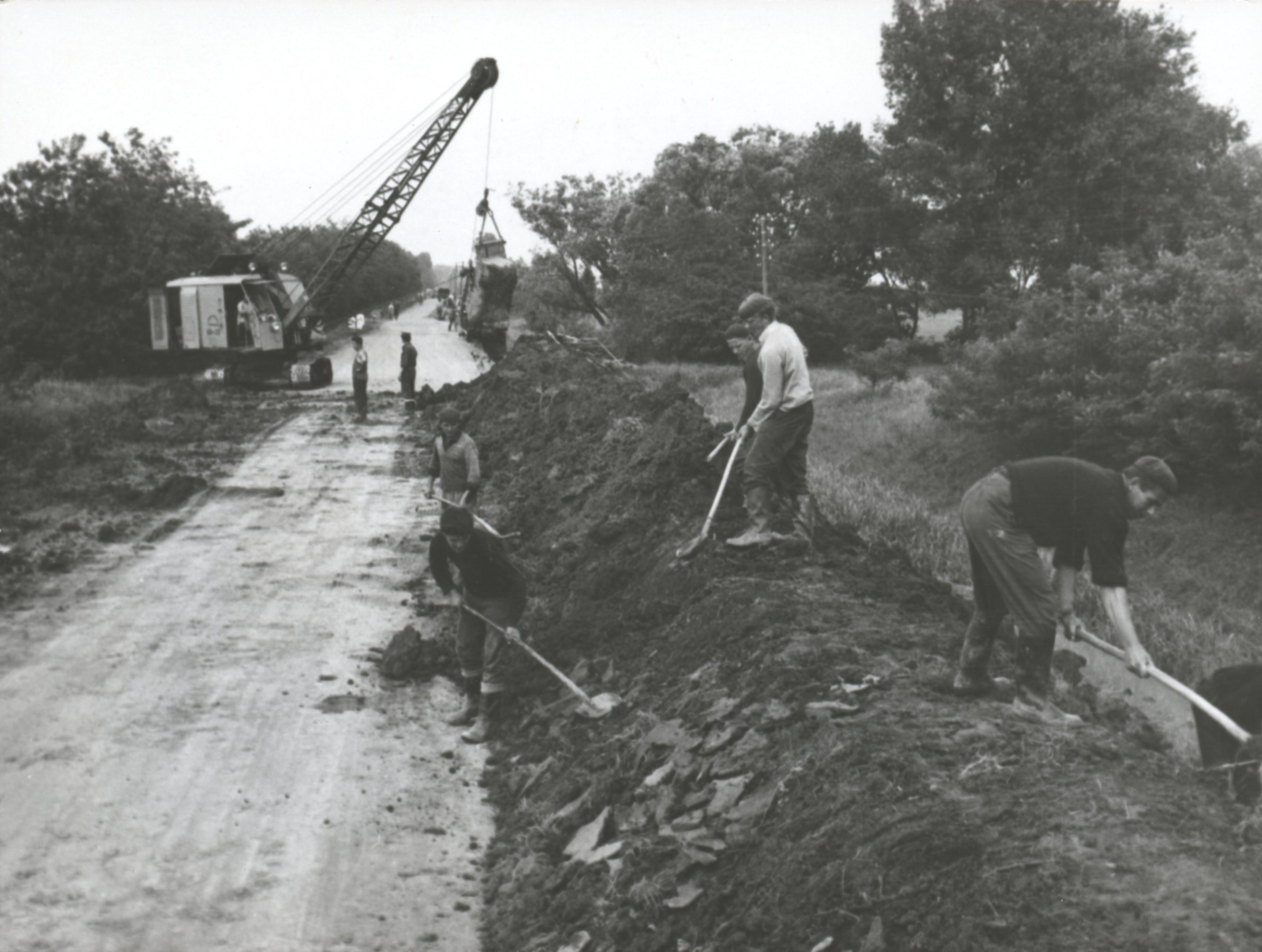 A második árhullámra való felkészülés Komlódtótfalunál, a lokalizációs vonal kiépítésének munkálatainál, 1970. június 12. (Magyar Környezetvédelmi és Vízügyi Múzeum - Duna Múzeum CC BY-NC-SA)