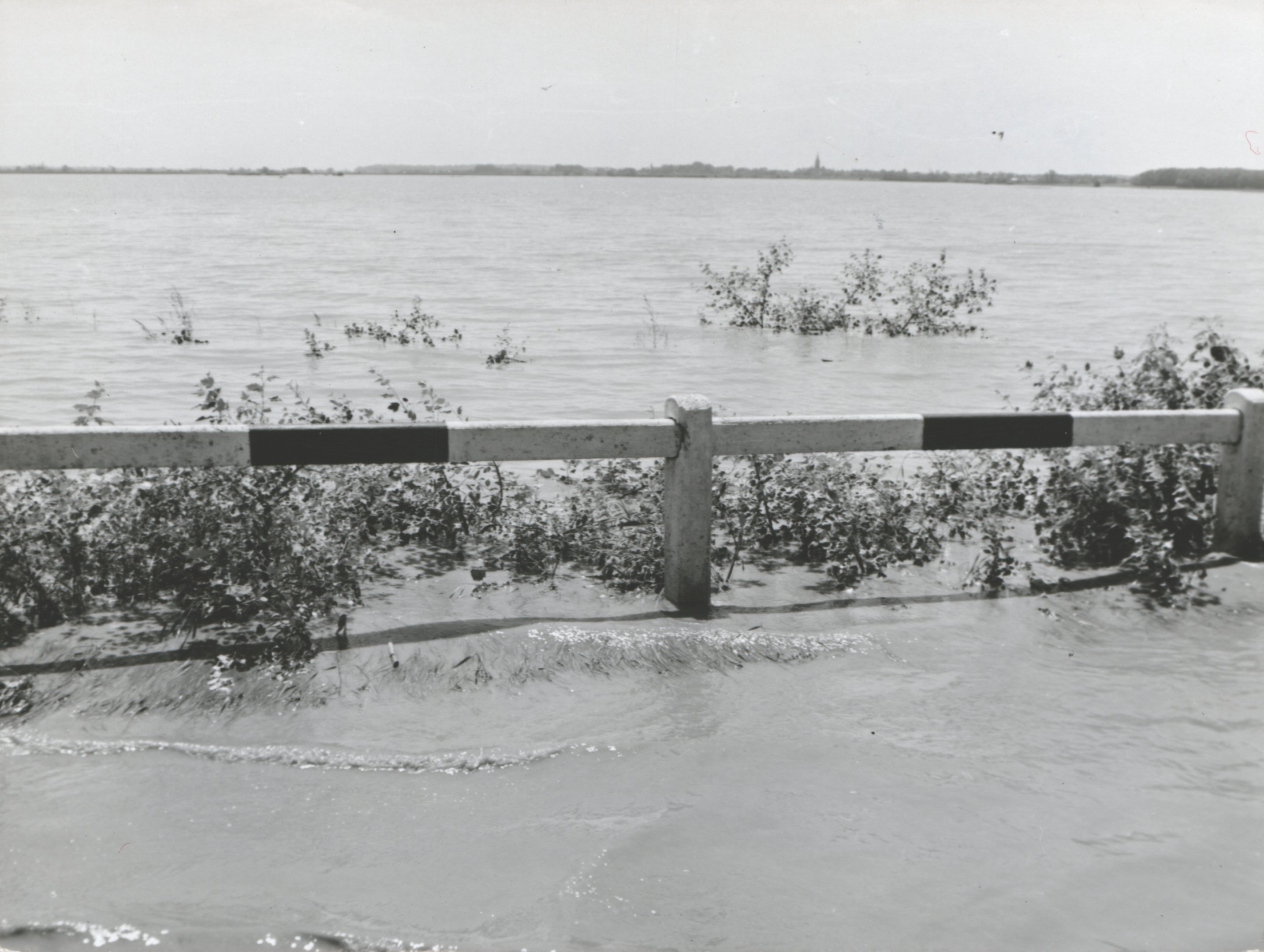 A Kraszna második árhulláma a mérki hídnál, 1970. június 13. (Magyar Környezetvédelmi és Vízügyi Múzeum - Duna Múzeum CC BY-NC-SA)