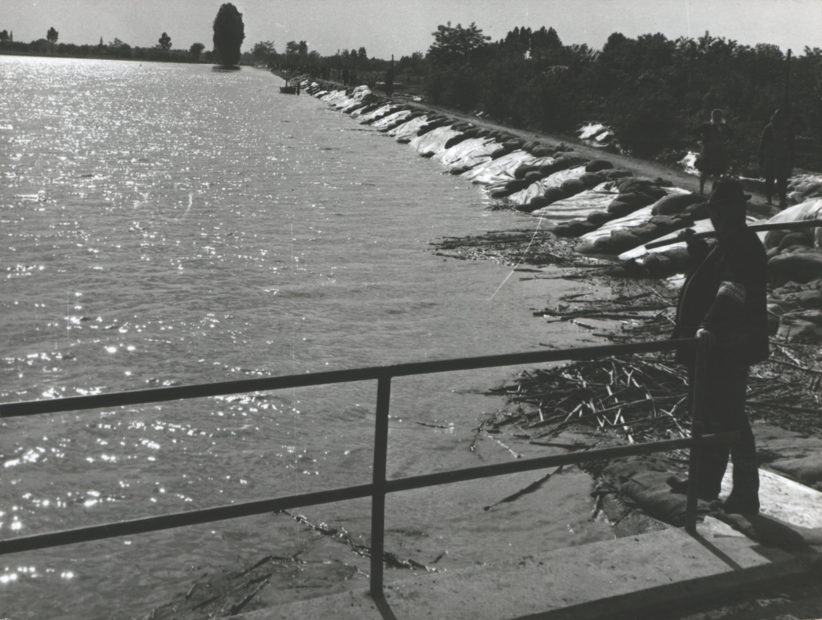 A Bodvaj patak balparti töltése a Már-hídról nézve, 1970. június 13. (Magyar Környezetvédelmi és Vízügyi Múzeum - Duna Múzeum CC BY-NC-SA)