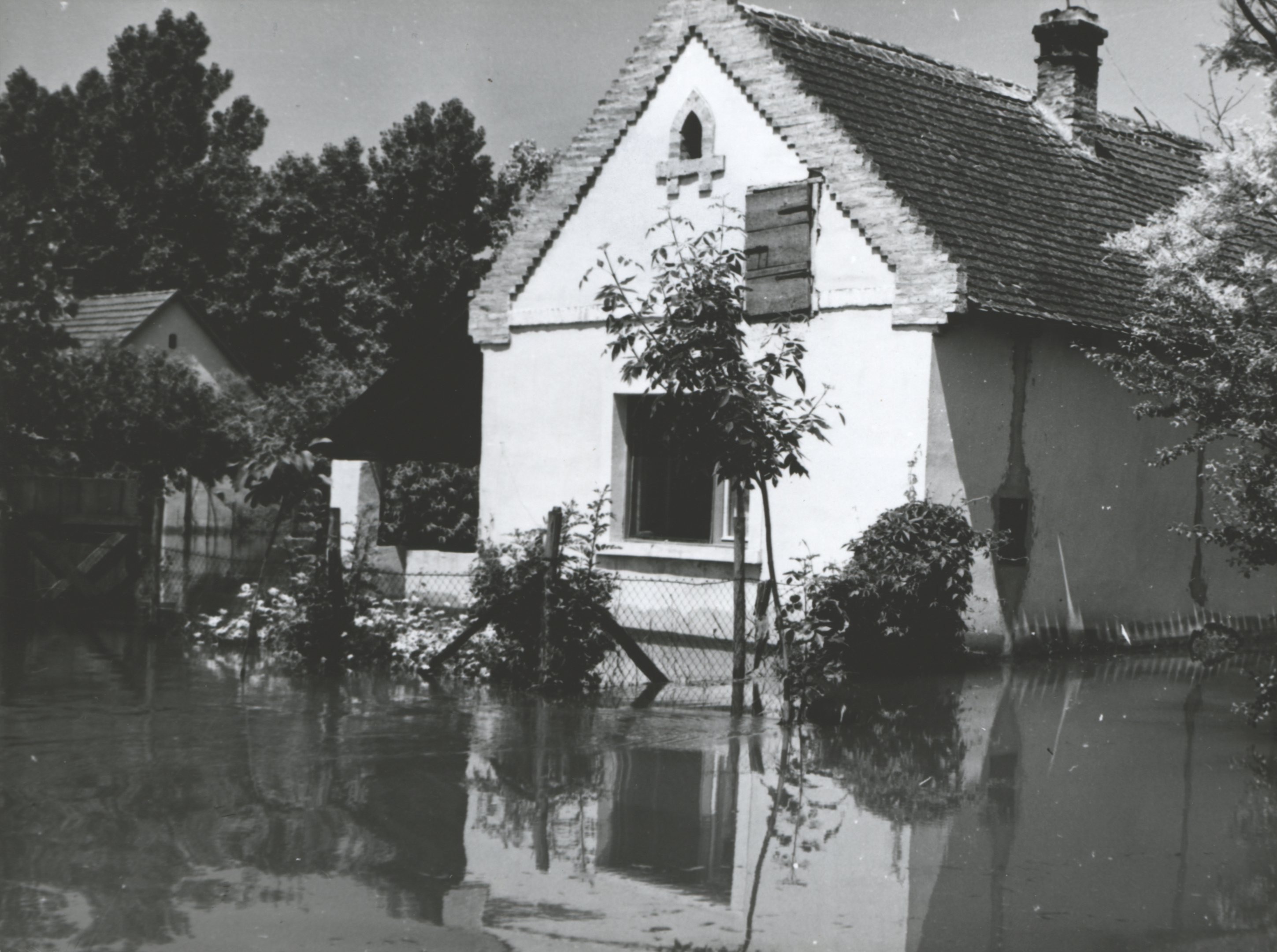 Ártérben lévő házakat már körülvette a víz (Magyar Környezetvédelmi és Vízügyi Múzeum - Duna Múzeum CC BY-NC-SA)