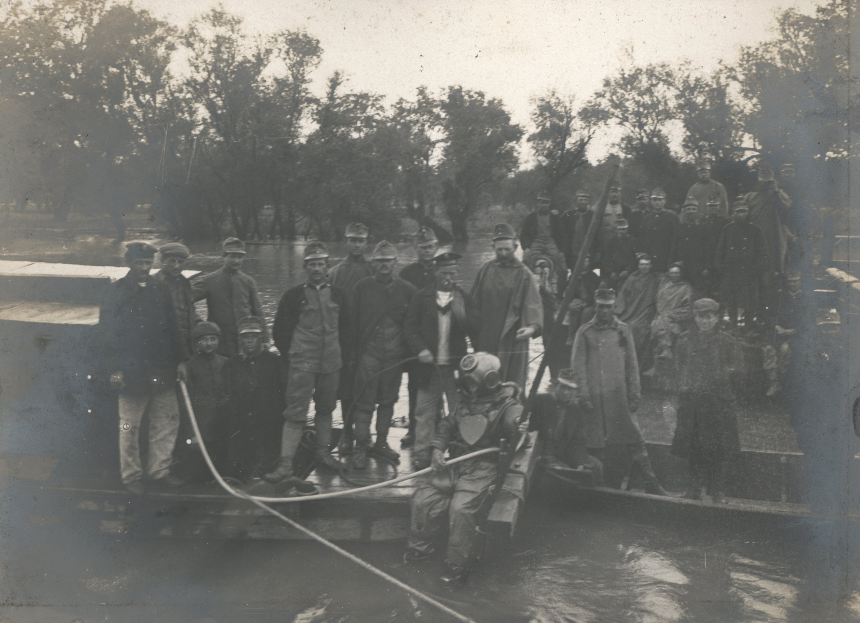 Az elsüllyedt jármű vizsgálata búvár segítségével a Száván Čukaricánál, 1916. április (Magyar Környezetvédelmi és Vízügyi Múzeum - Duna Múzeum CC BY-NC-SA)