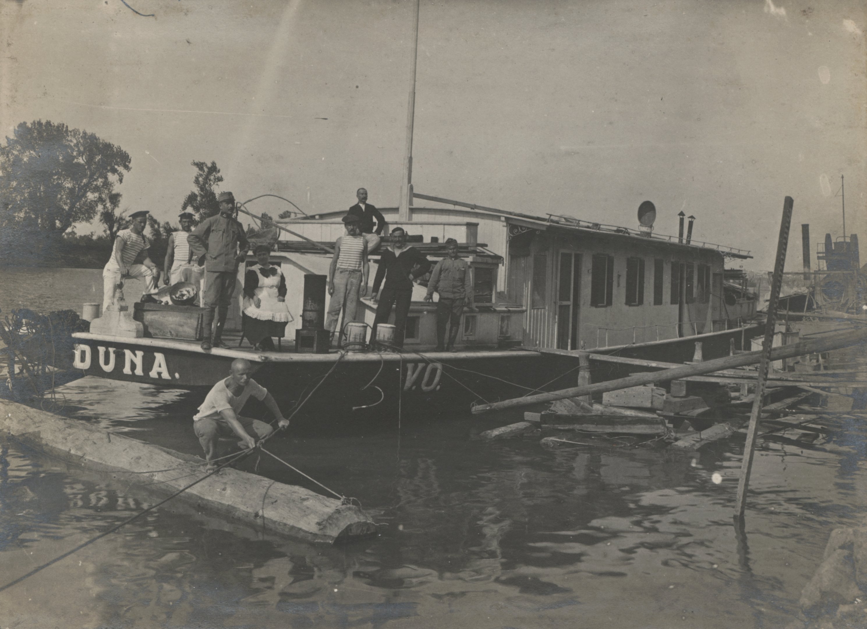 A Duna nevű lakóhajó, háttérben az elsüllyedt szerb kotróhajó Čukaricában, Belgrád közelében (Magyar Környezetvédelmi és Vízügyi Múzeum - Duna Múzeum CC BY-NC-SA)